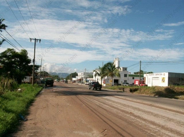 Ubicado sobre Av Mexico, en la parte norte de Puerto Vallarta se encuentra la ubicacion de este terreno, que colinda con el estero del salado, zona de reserva ecologica en Puerto Vallarta.
Sobre esta avenida tambien se ubica una gasolinera, las rutas que ofrece este terreno, son amplias ya que puede llegar a diferentes puntos de Puerto Vallarta en cuestion de minutos, cercano a tiendas de autoservicios, la terminal maritima, clinicas u hospitales y del aeropuerto de Puerto Vallarta.

Uso de Suelo Mixto.
