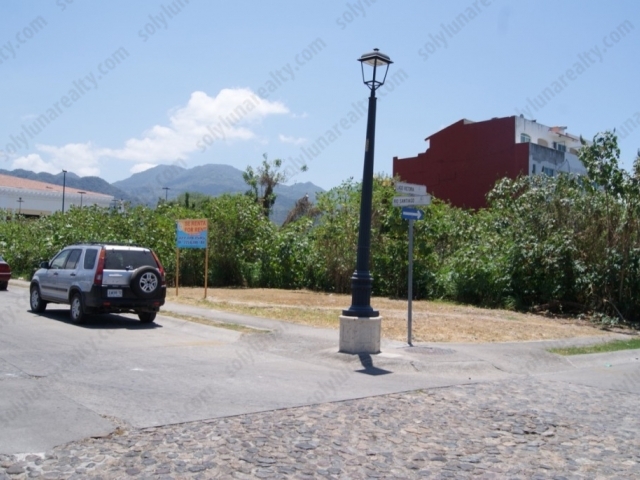 Lotes en renta ubicados dentro del Fraccionamiento Fluvial Vallarta, con acceso a las principales avenidas, con uso de suelo mixto de intensidad media, ideal para construccion de locales comerciales.

Contamos con 2 Lotes Comerciales en esquinas:

Lote 1: 12.55 mts. en Lago Victoria X 25.00 mts. en Rio Santiago
