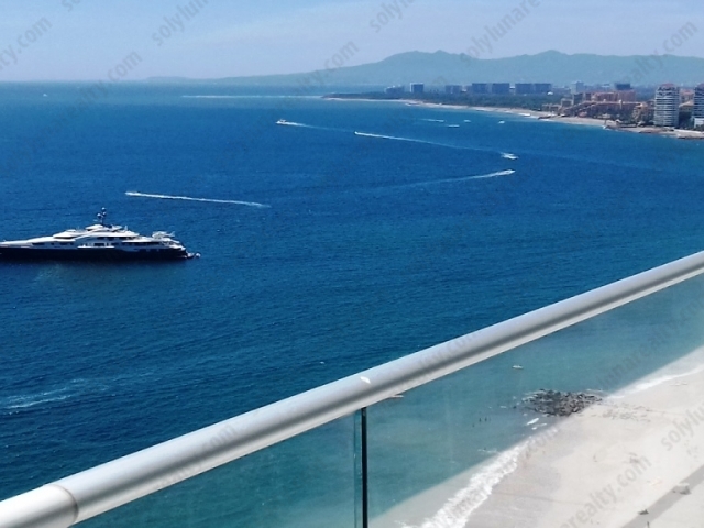 Condominio Beachfront, Totalmente AMUEBLADO y Equipado, Alberca, Seguridad, Playa, 4 recamaras, en Zona Hotelera Norte...

Condo Peninsula Vallarta ofrece lujosos interiores, 4 recamaras y 3.5 baños, cocina integral, sala, comedor, por estar en esquina cuenta con Terraza con Vista a Montaña y a la Bahia, todo con acabados de madera fina y granito.

Ubicación:

Peninsula Puerto Vallarta es parte de una reconocida lista de Desarrollos a lo largo de todo México, con excelentes amenidades, beachfront y acabados de lujo.

El desarrollo esta dentro de la conocida Zona Hotelera Norte, a 5 min. de Aeropuerto de Puerto Vallarta.
