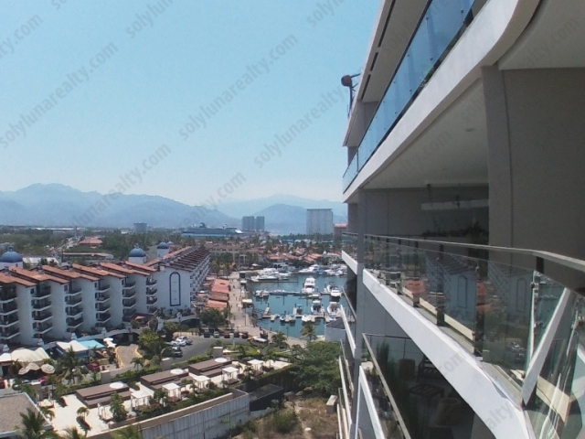 Lujoso PH en Nima Bay Marina Vallarta, del elevador a tu puerta, con 2 recamaras y estudio, Amplia terraza con vista a la Marina.

Condo Nima Bay, tiene una extencion de 242.40 ms2 contando terrazas y ademas 2 espacios de estacionamiento subterraneo escriturados. En sus interiores tiene una excelente distribucion y espacios, contando con cocin integral equipada con estufa electrica, estractor, horno, refrigerador, Espacio para sala y comedor y una estancia muy amplia, toda el area frente a la terraza, estudio para oficina o acondicionar como recamara, baño completo y area de servicio. La propiedad cuenta con 2 recamaras con closet en madera fina, la principal con baño completo privado, tina de baño y closet vestidor. 

Toda la propiedad cuenta con aire acondicionado central. Elevador privado y escaleras de emergencia a la puerta del condominio.

El desarrollo incluye, area comun de alberca, bar, gimnasio, spa, salon de reuniones, area infantil, estacionamiento subterraneo y para visitas, seguridad 24 hrs., acceso controlado, servicio de consierge y recepcionistas.
