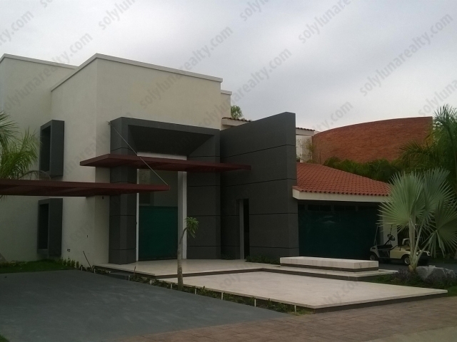 Lujosa residencia en El Tigre Campo de Golf, con un terreno de 816 m2 y 830 m2 aprox de construcción.

Consta de plazoleta de ingreso,vestibulo de ingreso con doble altura de 8 mts. sala comedor cocina area de lavado servicios,cuarto de servicio 6.5 baños, baño de visitas, 4 recamaras con baño completo y vestidor, distribuidor de noche, todo con altura minima de 3.30 mts. , patio central con domos doble altura 8 mts como area de lectura y juegos, cochera para 8 autos, closet de garage, porton electrico, sistema de seguridad, sistema ambiental, terrazas pergoladas y cubietas, roof terrace con servicio de telefono, TV, ambientación area de longe servicio para grill en area de alberca longe grill con fogata, sistema de TV sonido ambientación, Alberca y Jaccuzy. Cuarto de maquinas incluido, Jardines frontales, Laterales y Posteriores, preparación para paneles solares.

Vista al Campo de Golf, Lago y Montañas.

Cuenta con una membresia social para el club deportivo y tambien un club de playa de primer mundo, el pago de mantenimiento que se paga al condominio por esta villa es de $ 120 USD aprox al mes y $80  USD. por la membresia social por familia al mes, seguridad 24hrs etc. Fair Way al Hoyo 15 y vista al lago de Fairway Hoyo 16 exelente ubicación la mejor opción. 

Toda la casa interior tiene marmol 60x60 en pisos y marmol crema nevada de primera calidad y 40x80 en lambrines de baños con altura de 3.30 mts, granito en cocina y marmol  en terrazas y porcelanato 60x60 en cochera  muros decorativos  y grapa de ingreso  todas las mezcladoras regaderas y accesorios son marca moen, helvex o urrea todo de primera calidad.
