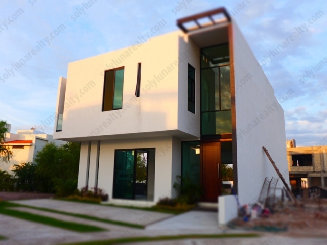 Hermosa Residencia totalmente nueva en Privada Ikal, coto cerrado con Alberca Comun, Seguridad 24 hrs. a un costado de El Tigre Campo de Golf.

Casa Ikal 89 ofrece amplios espacios interiores con una decoracion unica, desde el piso de posrcelanato color blanco con detalles en negro, hasta su doble altura a la escalera y entrada principal. Ademas de una ubicacion privilegiada con tranquilidad en una pequeña glorieta.

En su primer nivel cuenta con estudio, baño completo, espacio para sala y comedor, cuarto de servicio, Cocina Integral Equipada y una hermosa alberca privada. Espacio separado para 2 coches. 

En la Plata alta, distribuidor a las 3 recamaras, cada una con baño completo, la recamara principal con closet vestidor separado y balcon.

Todo terminado con clistal templado, granito y equipos de aire acondocionado incluidos.
