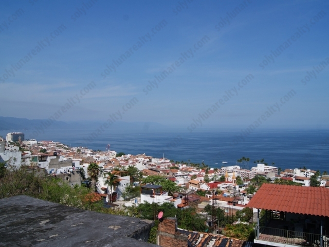 Unico terreno para Casa Habitación o Desarrollar Condominios en la Colonia 5 de Diciembre, todos los servicios al pie.

Lote Ecuador es un terreno en zona elevada de laCalle Ecuador en Colonia 5 de Diciembre, con una hermosa Vista a la Bahia y Centro de Puerto Vallarta.


	Este terreno tiene una dimension total de 333.46 M2, con 14.77 mts. de Frente y 20.85 mts. de Fondo.
	Los accesos a Lote Ecuador, son calles de empedrado ahogado en concreto, sobre Calle Uruguay y Calle Venezuela.
	Cuenta con muros de contención en su parte frontal y posterior.

