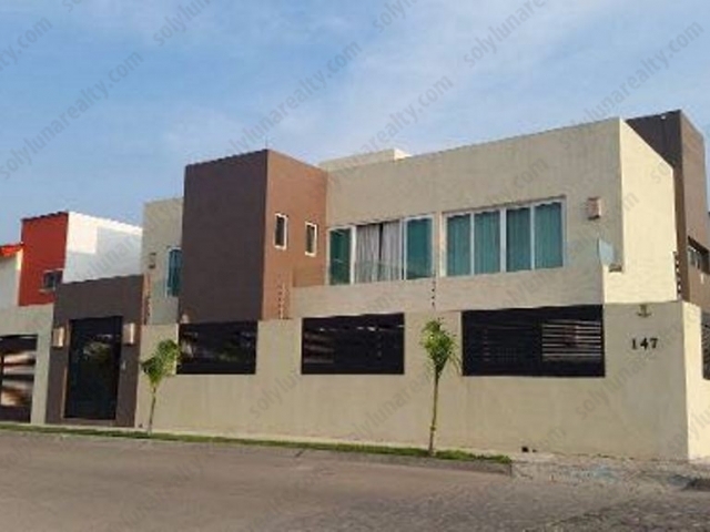 Residencia unica en Fluvial Vallarta, Paneles Solares, Alberca, Acabados de Lujo, en Esquina y Remodelada.

Esta Residencia Unica en Fluvial Vallarta, tiene las mas amplias areas interiores de todo el Fraccionamiento, esta construida en un terreno de 425 M2, Equipada y Terminada con lujosos detalles. 

Planta Baja: 

Amplia e iluminada entrada principal con Puerta de madera.

Cocina Integral cuenta con una barra de granito importada, en madera solida con equipos en acero inoxidable. Con un sistema de cierre lento para cajones y puertas. Madera tipo Encino en puertas de cocina y entrada a recámaras.

Gran area de Sala y Comedor con Iluminacion led total y Plafon con Tablaroca en el espacio para la television.

Recámara  con baño y amplio closet, barras de mármol, cristales templados y sus muros pulidos. Su cancelería es en PVC.

Área de alberca con Deck de madera Cumaru y equipo de filtrado de la marca Hayward.

 Planta Alta:

Tres recámaras en con baños recubiertos de mármol, cristales templados, barras de madera y ovalines de sobreponer. Terraza abierta con area de pergolado y hermosa vista a las montañas

Ubicación:

Fraccionamiento Fluvial Vallarta es una zona de Alta Plusvalia.  Rodeada de areas verdes, calles pavimentadas, servicios ocultos, cerca de Tiendas departamentales,centros comerciales, bancos, hospitales, escuelas, restaurantes, farmacias y mas.

La Casa Cutzmala se encuentra a 10 min. del Aeropuerto Internacional de Puerto Vallarta, a 5 min. del Centro y Malecon  y a 10 min. de Nuestras hermosa Playas.
