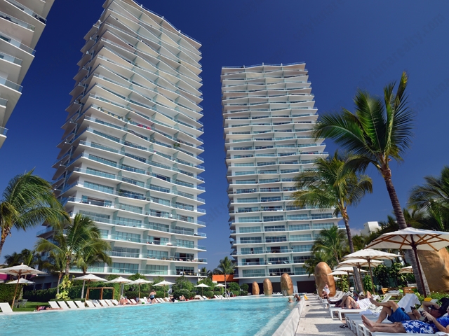 OPORTUNIDAD UNICA EN ICON VALLARTA

Condominio de 2 Recamaras+ 3 Baños + DEN

Condominio Modelo en Torre 1, Nivel 22 de 27 niveles en total. Tiene la entrada directa y privada desde el elevador.

El Condominio 22 cuenta con una excelente distribucion que va de lado a lado de la torre, terraza al frente y atras en las recamaras. 

Den usado como sala de television junto al baño completo para visitas.

Cocina integral con isla, terminados en blanco con granito y equipamiento de acero inoxidable, tarja doble, horno y microhondas.

Las 2 recamaras cuentan con closet muy amplios y un baño completo privado en cada una, ademas de salida a la terraza posterior. Cortinas y Persianas.

El condominio se entrega totalmente equipado, amueblado, con todos los servicios.
