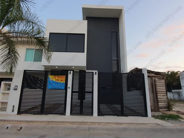 Residencia Luz, espectacular diseño minimalista, moderno, doble altura con excelentes terminados...

Casa Luz, ofrece amplios e iluminados espacios interiores con una extencion de 204.33 M2 de construcción sobre un terreno de 160 M2, ubicado en Calle Rio Santiago 205, en residencial Fluvial Vallarta, en el corazon de vallarta con una ubicacion privilegiada, ya que te conecta a las rapidamente a las avenidas principales de vallarta cuentas con todos los servicios a la mano como lo son: bancos, escuelas, hospitales, centros comerciales y  cerca de las hermosas playas de puerto vallarta y a 10 minutos del aeropuerto internacional.

En Planta Baja, al frente cuenta con espacio para 2 autos con porton automotizado, puerta de madera solida color blanco con dobla altura, un estudio o recamara con acceso al baño completo para visitas, el amplio espacio para Sala Comedor, Cocina Integral con Isla todo cubierto con madera solida de Parota y Granito, Espacio para refigerador y amplia alacena extra. Patio trasero con Alberca de muy buen tamaño.

La Planta Alta al subir la escalera encontramos al frente la recamara principal con vental alto y cajoneras de madera. Baño completo con 2 ovalines y acceso doble al closet vestidor. Junto al distribuidor se encuentra el cuarto de servicio con lavadero, bomba y calentador de agua, asi como un acceso al techo con escalera de bombero.

Las recamara 2 y 3 son de diseño espejeado, cada una con closet, ventana alta y baño completo.

Toda la propiedad en su interior cuenta con piso de porcelanato rectificado, baños con cristal templado, cocina integral con granito y madera solidad de Parota color blanco.
