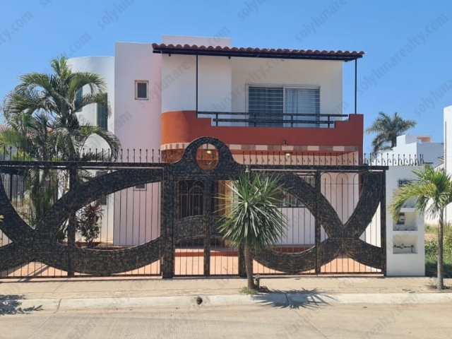 Precio Reducido, Oportunidad !

Casa en venta ubicada en el Fraccionamiento Fluvial Vallarta la casa consta de dos niveles: 

PLANTA BAJA: Cochera para dos autos, estudio o recamara con baño completo, cocina integral con acabados de granito y madera fina, sala, comedor,un medio baño para visitas, cuarto de lavado, terraza y alberca.

PLANTA ALTA: 2 recamaras, con baño completo compartido 1 recamara completa, sala de T.V.

Ubicación:

Fluvial Vallarta, Desarrollo residencial planeado para quienes desean vivir cerca de las playas de Puerto Vallarta y con acceso a las principales vias de comunicacion de la ciudad. Ademas esta muy cerca COSTCO, Farmacias, restaurantes, locales comerciales, autolavados, plaza comerciales y demas negocios cercanos, Fluvial Vallarta se encuentra en una zona media del puerto estando asi a 5 minutos de Malecon al sur y a 5 min del aeropuerto al norte.

 
