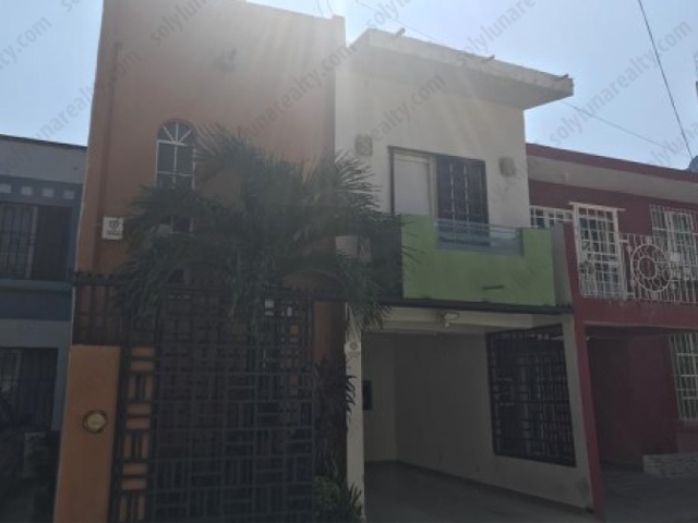 CASA DE OPORTUNIDAD EN PASEO DE LA RIVERA

Casa Marbella esta Ubicada en una calle privada en la colonia PASEO DE LA RIVERA , es una colonia residencia, familiar y segura. La propiedad cuenta con 2 niveles construidos

Planta Baja:

cochera para 1 auto con portón motorizado, Sala, Comedor, Cocina Integral, Estudio, Medio Baño el cual se pude ampliar para hacerlo completo, Cuarto de lavandería, Patio trasero

 

Planta Alta :

distribuidor con área de trabajo, recamara principal con baño completo A/C, con vestidor , 2 recamaras con closet y un baño compartido.

Ubicación:

Casa Marbella esta Ubicada en una calle privada en la colonia PASEO DE LA RIVERA , es una colonia residencia, familiar y segura, Con acceso en minutos a Coapinole, Pitillal, Macro Plaza, a 5 min de la avenida Francisco Villa, A 15 MINUTOS DE LAS HERMOSAS PLAYAS DE VALLARTA
