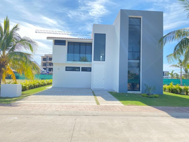 CASAS NUEVAS EN PREVENTA

LOS TIGRES RESIDENCIAL - NUEVO VALLARTA

Casa Los Tigres 304 buen numero de recamaras con espacios amplios al interior, listos para todos los integrantes de la familia. En un terreno de 518 M2 y una construccion total de 286.4 m2, tiene la siguiente distribucion:

Planta Baja:


	4 Espacios para Coche al frente.
	Ingreso principal.
	Cuarto de Servicio.
	Recamara de Servicio con Baño completo.
	Area de Sala.
	Area de Comedor.
	Cocina Integral con Amplia Alacena separada.
	Recamara con Closet.
	Baño completo para recamara y visitas
	Terraza con Alberca y Area de camastros.


Planta Alta:


	Vestibulo.
	Recamara Principal con Walking Closet, Baño completo y Balcon a la Alberca.
	Recamara 2 con Closet y Baño completo.
	Recamara 3 con  Closet, Balcon y Baño completo.
	Escalera a azotea.


Modelos unicos dentro de un fraccionamiento residencial con Club Deportivo, Alberca con Area de niños, Canchas Deportivas, Parques, Parques para Mascotas, Seguridad 24hrs y mas.

Es una oportunidad unica de invertir y disfrutar de los beneficios de pertenecer a los propietarios de una parte de Los Tigres Residencial y las mas lujosas instalaciones incluidas.

Beneficios de la membresía para Socios. Instalaciones.


	Club de Alberca.
	Club Infantil.
	Gym.
	Spa.
	Vestidores.
	Cancha de tenis.
	Cancha de Basquetbol.
	Spa.
	Jacuzzi y las instalaciones del vapor.
	Restaurante & Bar Casa Club. 

