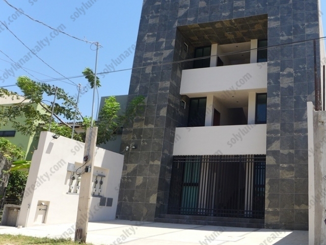 Departamento Allende Ubicado en una de las  mejores zonas residencial y comercial de Puerto Vallarta con alto potencial para renta, esta es la propiedad mide 72 mts2 

La propiedad tiene excelentes espacios interiores los cuales se distribuyen de esta manera:                                                  

Distribucion del departamento:

Al entrar al departamento se encuentra un área que es sala comedor con aire acondicionado, en esta área hay un baño completo, depues se encuentra la cocina con barra de granito, con parrilla de 4 quemadores, una campana, hay un espacio de alacena, hay 2 habitaciones de la cual la primera tiene closet de parota, A/C, . en la segunda habitación tiene A/C, esta el área de lavado, tiene closet, un baño completo y acceso a un pequeño patio.

Ubicación:

Departamento Allende , se encuentra ubicada en la colonia independencia es una colonia residencia con gran proyección a futuro  a cuadra y media de La Unidad Deportiva Infonavit Con acceso en minutos a Coapinole, Pitillal, Macro Plaza, a 5 min de la avenida Francisco Villa, A 15 MINUTOS DE LAS HERMOSAS PLAYAS DE VALLARTA
