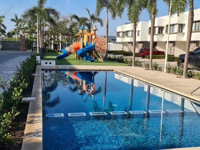 Desarrollo Residencial “Las Garzas”  en Puerto Vallarta que te ofrece con acceso controlado al fraccionamiento, tiene casa club, alberca, juegos infantiles, áreas verdes, área comercial; vialidades en concreto hidráulico, instalaciones de servicios subterráneos, es ideal para quien busca seguridad,  tranquilidad y un excelente estilo de vida.

La Casa Club cuenta con Alberca, área de juegos,  Sombrillas, Baños, Estacionamiento para las visitas.

Las Garzas Residencial está ubicado a un costado del  Centro Universitario de la Costa, a 5 minutos  Aurrera, a 10 minutos de la Central Camionera y del Aeropuerto Internacional, a 15 minutos de Plaza Galerías,  a 30 minutos del bellísimo  Malecón de Vallarta.
