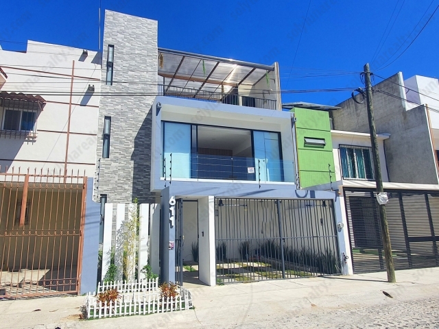 CASA DE Nueva en Fraccionamiento Albatros

Casa Hacienda Del Mar esta Ubicada en una calle privada en la colonia Albatros , es una colonia residencia, familiar y segura. La propiedad cuenta con 3 niveles construidos

Planta Baja:

cochera para 2 auto con portón motorizado, Sala, Comedor, Cocina Integral, Medio Baño, A/C, Patio trasero con alberca 

 

Primer nivel :

distribuidor, recamara principal con baño completo A/C, con closet , 2 recamaras con closet, A/C y cada cuarto tiene un baño.

Segundo nivel/Terraza:

Centro de lavado, área de terraza amueblada, medio baño 

Ubicación:

Casa Marbella esta Ubicada en una calle Haciendas del mar en el Fraccionamiento Albatros, es una colonia residencia, familiar y segura, Con acceso en minutos a Coapinole, Pitillal, Macro Plaza, a 5 min de la avenida Francisco Villa, A 15 MINUTOS DE LAS HERMOSAS PLAYAS DE VALLARTA
