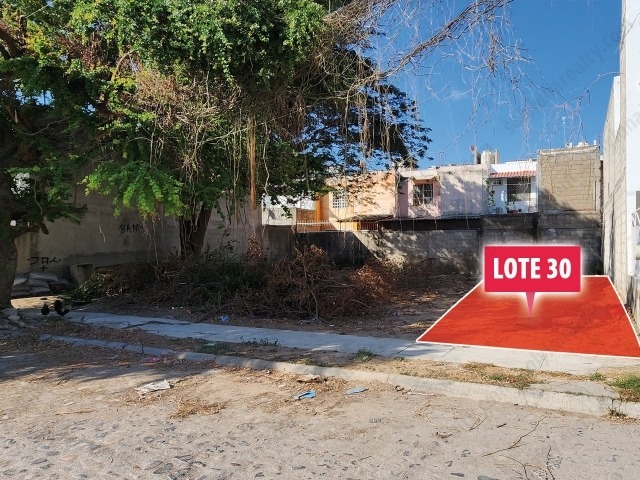 LOTES DE TERRENO DE OPORTUNIDAD

Ubicados en Calle Tecnologico de Monterrey a una cuadra de la UNIVA.

El Lote Universidad 30 en una ubicación privilegiada, sobre avenida y frente a un parque; Ademas a se encuentra a una cuadra de la Universidad UNIVA, todo tipo de comercios como, restaurantes, fruteria, tiendas de abarrotes, gasolineras y mas. 

Medidas: 6 x 16 mestros.

Perfecto para construir la casa que usted necesita, ven y conocelos. No hay mejor opcion en el mercado.

Se puede vender junto al Lote Universidad 31, dando un total de 192 m2.
