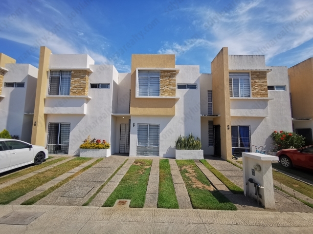 Casa Fraccionamiento El Roble.
El Roble es el condominio que estabas esperando, ubicado en una zona privilegiada que te brindar&aacute; a ti y a tu familia la privacidad que buscas. A pocos metros de la avenida principal de la Bah&iacute;a, este desarrollo est&aacute; rodeado de hospitales, escuelas y centros comerciales, lo que lo convierte en el nuevo conjunto residencial mejor ubicado de la ciudad, con acceso a todos los servicios.
Esta casa cuenta con 3 habitaciones, 2.5 ba&ntilde;os con caracter&iacute;sticas; incluyen: cuarto de lavado, un amplio patio trasero, 2 estacionamientos al frente de la casa y aires acondicionados.
El condominio tambi&eacute;n incluye los siguientes servicios:
Piscina de tama&ntilde;o completo ubicada en el &aacute;rea del jard&iacute;n con ba&ntilde;os, sala de estar y duchas.Zona de fitness.Seguridad 24/7.