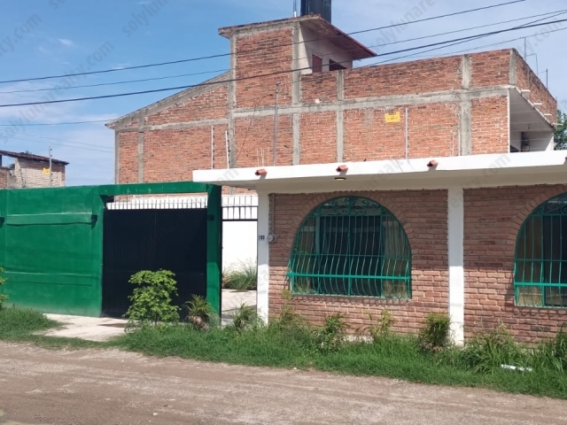 Casa inteligente completamente remodelada con un estilo moderno chic conservando su encanto Vallartense en un lote de esquina.

Esta propiedad se divide en cuatro secciones. la casa principal consta de un amplio salón con zona de home office y
Aire acondicionado, cocina de madera natural con sobres de granito y electrodomésticos de acero inoxidable. Estufa de seis fuegos con horno a gas.
Interruptores táctiles inteligentes y tomas eléctricas USB de 4,6 A.

Baño con sobre de granito, gabinetes de madera natural, puertas de ducha temperadas, ventilador de techo y sutil iluminación complementada con una hermosa claraboya. Con lavadora y secadora apilables de 20 kg. La propiedad también cuenta con un segundo dormitorio (suite con baño completo al otro lado del patio central para.
Esta habitación ofrece mucha luz natural con aire acondicionado y ventilador de techo. El baño es espacioso con un aspecto alegre y mamparas de ducha templadas. El patio central une la propiedad con un espacio amplio y muy bien iluminado con dos jardines. Desde el patio puedes acceder a la azotea en el segundo piso de la casa principal por escaleras para disfrutar de la hermosa vista de las montañas de la Sierra Madre, ideal para tomar el sol o para construir una pérgola o lo que decidas crear.


Por último, la casa cuenta con un garaje automatizado para un vehículo que da al patio central. La casa cuenta con cerco eléctrico de pared en todo el perímetro de la propiedad y cámaras de seguridad para seguridad.

 
