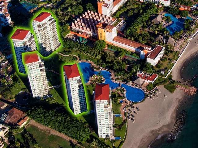 Lujoso Condominio en Shangrila Marina Vallarta, totalmente Equipado y Amueblado, a pie de Playa.  elevador  a la puerta del Condominio...

Este condo tiene amplios espacios interiores, desde una sala con pantalla plana, mesa de centro, lamparas e iluminacion natural, amplia terraza con sala y mesa desayunador, pasando por el hermoso comerdor de base de herreria con bello diseño, hasta la cocina integral con barra desayunador bancos, equipada con todo lo necesario en electrodomesticos, ademas de su amplia alacena y cajoneras con terminados en madera y granito.

El condo cuenta ademas con espacio para usted, familia e invitados, con 3 recamaras listas para habitar, camas matrimoniales, baño completo en cada una y en la recamara principal un lujoso jacuzzi. Todas las recamaras tienen pantallas, centros de entretenimiento, comodas, lamparas y una excelenete iluminacion natural. Todo el condominio tiene sistema de aire acondicionado.

Las Torres Shangrila estan dentro de un espacio perimetrado, con seguridad las 24 hrs., donde podas encontrar una enorme alberca con fabulosa vista al mar, jardín, Canchas de Tenis, Areas verdes y la hermosa Playa con agua calida todo el año.

Ubicacion:

Condominios Shangrila Marina Vallarta, estan ubicados en una de las zonas mas exclusivas, rodeada de restaurantes gourmet, tiendas departamentales, cafeterias, escuelas, hospitales, mercados, centros de entretenimiento y mas.

Marina Vallarta esta a 10 min. del centro y malecon de Puerto Vallarta. Ademas queda a 5 min. del Aeropuerto Internacional  y central camionera de Puerto Vallarta.
