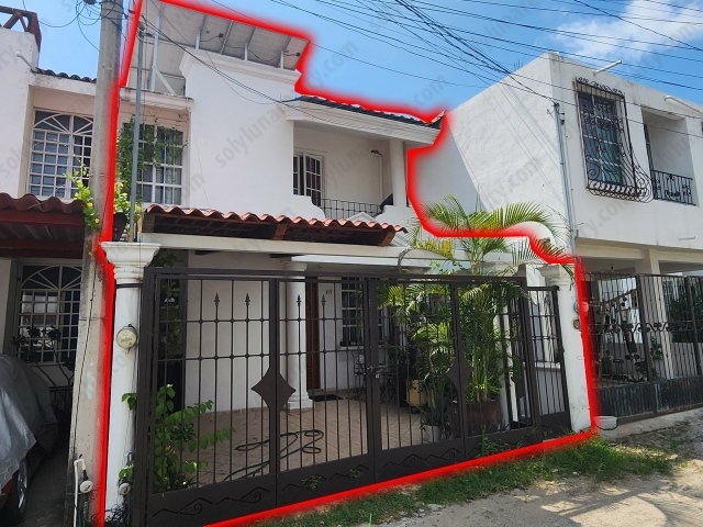 Casa en Exhaciendas El Pitillal, Remodelada, Equipada y Amueblada!!!

Casa Gaviota ofrece una excelente distribucion, amplios espacios internos modificados y fachada unica en la zona. 

La propiedad se divide en 2 niveles sobre los 90 M2 de terreno, se distribuye de la siguiente manera:

Planta Baja:


	Cochera para 2 Autos con Porton de Herreria.
	Sala 
	Comedor
	Recamara o Estidio
	Medio Baño
	Amplia Cocina
	Patio de Lavanderia
	Área para Jacuzzi


Planta Alta:


	Recamara Principal
	Recamara 2
	Baño Completo.
	Terraza - Opcion a recamara 4.


La propiedad se entrega Remodelada, Equipada con PANELES SOLARES y Equipos de Aire Acondicionado.
