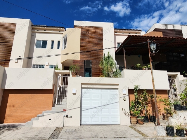 CASA En Versalles

La colonia Versalles de Puerto Vallarta, fue considerada en el puesto 51, por ser una parte discreta de esta ciudad turística del Pacífico, enmarcada por las tiendas comerciales de las avenidas Francisco Villa y Francisco Medina Ascencio, pero en el medio hay un vecindario en forma de “L”que alberga un puñado de los mejores restaurantes y cafés, encantadora área se siente como una pequeña urbe en sí misma, con sus caminos empedrados, buganvillas y casas tradicionales de una sola planta, y su calma es un contraste refrescante con los barrios turísticos cercanos de Centro, Cinco de Diciembre y Zona Romántica.

Los amplios espacios de esta distribucón da una sensacion de amplitud y tranquilidad, la propiedad se encuentra construida en un terreno de 112 m2, cuenta con 3 niveles con la siguiente distribucion interior:

Planta Baja.


	Estacionamiento techado. 
	Área de Lavandería. 
	Estudio
	Recamara con closet
	Baño completo.


Planta media.


	Sala Comedor
	Cocina Integral. 
	Barra desayunador de granito
	Medio baño
	Terraza


 

Planta Alta


	Recamara principal con closet, tina, baño completo, Equipo de A/C, Ventana amplia 

