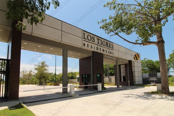 3 Únicos Lotes con Vista al Campo de Golf

Los Tigres Residencial

Con una superficie de 707 m2, en la seccion pegada a El Tigre compo de Golf, tiene vista libre desde el primer nivel.

Aprovecha el mejor precio por metro cuadrado.
