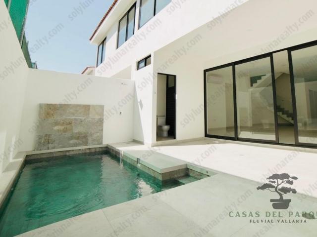 Casas Frente al Parque de Fluvial Vallarta

Alberca, Paneles Solares, Aire Acondicionado, Lavabajillas, 100% equipadas.

Casas Únicas en su estilo, acabados y amplitud. Contamos con opcion de balcon o sin balcon en la recamara principal. Estas propiedades se encuentran frente al parque de Fluvial Vallarta. 

Casas Grijalva, cuentan con 3 niveles, en planta baja, cuenta con Cocina Integral totalmente equipada, Sala, Comedor, Alberce de un excelente tamaño. Planta Alta, 3 recamaras, con Closets, Baño completo y Aire Acondicionados. En tercer nivel cuenta con una zona de terraza, para asador y una excelente vista al parque y a la montaña.


	4 Recamaras 
	5 Baños
	Cochera para 2 autos
	Cocina integral completamente equipada 
	Terraza con área BBQ
	5 Aires acondicionados
	18 Paneles solares
	Alberca 


Conocela hoy, una excelente oportunidad para vivir en la mejor zona de Vallarta y en la mejor ubicación dentro de Fluvial Vallarta
