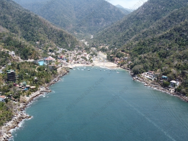 En venta casa frente al mar en Boca de Tomatlán, Puerto Vallarta, Jalisco.

Está ubicada sobre el concurrido camino a la famosa playa de Colomitos y muchas más. Ideal para descanso y excelente para negocio.
Casa de tres niveles con amplios balcones frente al mar y una amplia terraza en el tercer nivel con vistas espectaculares al océano y al pueblito de Boca de Tomatlán. Ubicada en una de las zonas más pintorescas de la costa sur de Puerto Vallarta.

Primer nivel:


	Dos amplias recámaras con baños , perfectas para alojar a invitados o familiares.
	Un baño adicional para mayor comodidad.
	Una cocina
	Una luminosa sala de estar y comedor con amplios ventanales que ofrecen vistas panorámicas del mar.
	Balcones espaciosos donde puedes relajarte y disfrutar de la brisa marina mientras contemplas la belleza del entorno.


Segundo nivel:


	Tres recámaras adicionales, todas con acceso a balcones con vistas al mar, creando espacios íntimos y acogedores.
	Dos baños completos, elegantemente diseñados y equipados con accesorios de primera calidad.
	Una segunda cocina completa, ideal para preparar comidas y bebidas mientras disfrutas de la compañía de tus seres queridos.
	Una sala de estar y comedor adicional en este nivel, ofreciendo flexibilidad y espacio para entretenimiento.


Tercer nivel:


	Una impresionante terraza en la azotea, el lugar perfecto para disfrutar de inolvidables puestas de sol sobre el océano y relajarse bajo el cálido sol mexicano.
	Este nivel elevado proporciona privacidad y serenidad, convirtiéndolo en el refugio ideal para desconectar del mundo exterior y conectar con la belleza natural que rodea la propiedad.


Además de sus lujosas comodidades interiores, esta casa cuenta con un muelle privado, lo que te brinda la oportunidad de explorar las cristalinas aguas del Pacífico directamente desde tu propia puerta trasera. Ya sea que desees practicar deportes acuáticos, salir a pescar o simplemente relajarte en la playa, este muelle te ofrece acceso instantáneo a una amplia gama de actividades recreativas.

En resumen, esta casa en Boca de Tomatlán es una joya arquitectónica que combina elegancia, confort y ubicación privilegiada. ¡No pierdas la oportunidad de hacer de este paraíso tu hogar!
