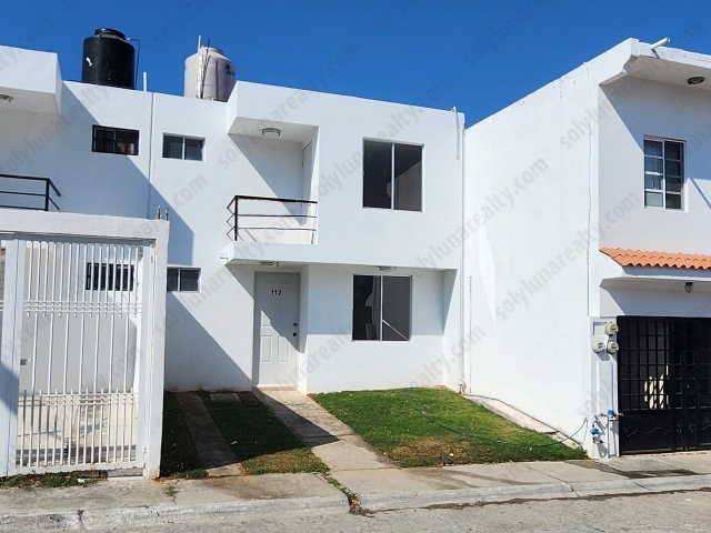 CASA TAMARINDO

Terralta 1 - Bucerias - Nayarit

La propiedad se encuentra en un excelete estado de conservacion, construida sobre un terreno de 90 m2, tiene la siguiente distribucion:

Planta Baja, espacio al frente para 2 carros, medio baño, sala, comedor, Cocina Integral completa en buenas condiciones. Patio trasero con buen espacio y area para lavanderia. 

En la Planta Alta, cuenta con 3 recamaras y 1 baño compartido, la recamara principal al frente cuenta con un pequeño balcon. 

NO HAY RESTRICCION DE CONSTRUCCION, puedes modificar la propiedad como lo necesites, desde agrandar las recamaras, techar la cochera, hasta hacer un roof garden. 

Oportunidad Única, el mejor precio de mercado.
