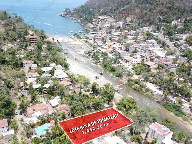 terreno en Venta en Boca de Tomatlán, Jalisco


Ubicación: Este hermoso terreno se encuentra en la playa de Boca de Tomatlán, Jalisco, a solo 17 kilómetros al sur de la plaza de Puerto Vallarta. Ubicado en un pintoresco pueblo de pescadores, este terreno ofrece un entorno tranquilo y natural.

Características del Terreno:




	Superficie: Terreno plano, ideal para construcción.
	Vistas: Vista al río Horcones, que fluye desde las selvas semi-tropicales de Jalisco y pasa justo frente al terreno.
	Vegetación: Rodeado de una exquisita mezcla de árboles frutales, palmeras y buganvillas, creando un paisaje impresionante desde cualquier punto.




Entorno y Atracciones:




	Playas y Recreación: Boca de Tomatlán está dividida en dos secciones por el malecón y la desembocadura del río. Al norte del río se encuentran el Malecón, el muelle, los taxis acuáticos y restaurantes junto al mar. Al sur, una playa más tranquila para relajarse.
	Actividades: Punto de partida de pangas y taxis acuáticos hacia playas paradisíacas como Las Ánimas, Playa Caballo, Quimixto y Yelapa. También es el inicio de una ruta de senderismo que lleva a Colomitos, Las Ánimas y hasta Quimixto a través de montañas junto al mar.
	Accesibilidad: De fácil acceso por carretera panorámica que ofrece vistas impresionantes de la bahía, ideal para viajes en auto o transporte público.




Infraestructura y Servicios:




	Servicios Disponibles: El terreno cuenta con todos los servicios necesarios para la construcción de una casa habitación, un hotel boutique o bungalós, lo cual es ideal debido a la alta demanda de espacios de hospedaje en la zona.




Oportunidades de Desarrollo:




	Usos Potenciales: Perfecto para proyectos de vivienda, hotelería boutique o bungalós. La alta demanda de espacios de hospedaje en Boca de Tomatlán asegura una excelente oportunidad de inversión.




Descripción del Pueblo: Boca de Tomatlán es una villa de pescadores enclavada en una pequeña bahía, conocida por su encanto pintoresco y su amabilidad local. Este lugar ofrece una mezcla única de naturaleza exuberante y servicios turísticos, haciendo de este terreno una excelente opción para desarrollos turísticos y residenciales.

