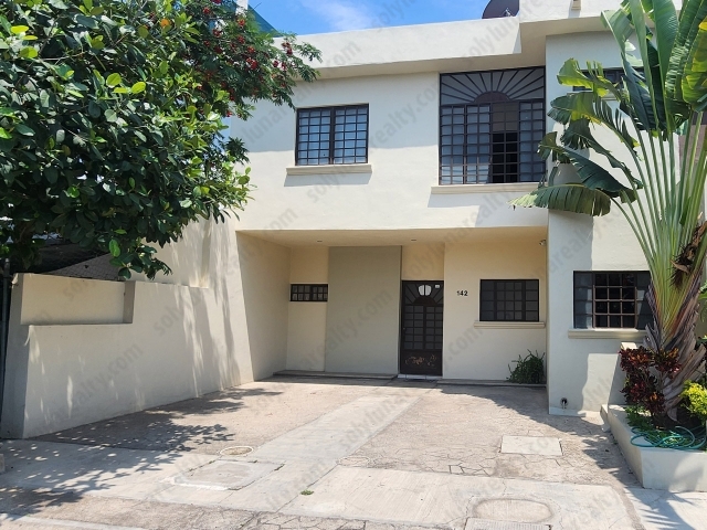 CASA CIRUELO ROJO - Nuevo Ixtapa

Remodelada + Paneles Solares

Casa Ciruelo Rojo con amplios espacios interiores contruida sobre un terreno de 142 m2 de 2 niveles con 180 m2 de construccion.

Planta Baja

Con espacio para dos coches, al entrar escalera al segundo nivel, almacen abajo de las escaleras, cocina integral con barra desayunador, espacio para sala y comedor, cuarto de servicio, 1 baño completo y patio trasero con tejaban.

Planta Alta


	Recamara 1 Closet, ventilador y Aire Acondicionado.
	Recamara 1 Ventilador y Aire Acondicionado.
	Baño completo compartido.
	Recamara Principal con Baño Completo, Closet, Ventilador y Aire Acondicionado.
	Estudio.


La casa se encuentra ubicada cerca del Centro Universitario de la Costa, Desarrollo Vidanta, cerca de Nuevo Vallarta y a tan solo 20 minutos de las playas, central camionera, a 10min del Aeropuerto Internacional de Puerto Vallarta y cuenta con alta capitalizacion de renta.
