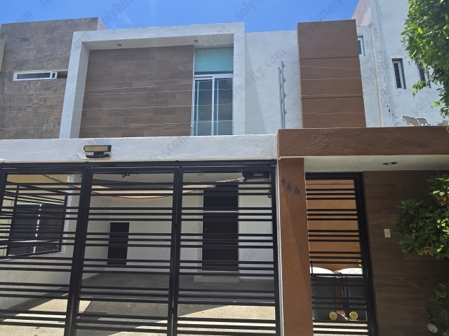 Casa en Venta en Calle Potomac 164, Fluvial Vallarta, Puerto Vallarta, Jalisco

Esta hermosa casa ubicada en el prestigioso fraccionamiento Fluvial Vallarta ofrece una combinación perfecta de comodidad y estilo moderno. Con una distribución bien pensada, esta propiedad es ideal para familias que buscan un hogar espacioso y funcional.

Planta Baja:

Cochera para 2 vehículos
Recámara con baño completo
Sala amplia
Comedor elegante
Cocina integral moderna
Medio baño para visitas
Patio perfecto para reuniones al aire libre
Área de lavado práctica
Planta Alta:

Recámara principal con amplio closet vestidor y baño completo
Segunda recámara con closet vestidor y baño completo
Estudio ideal para home office o sala de entretenimiento
Ubicada en una de las zonas más deseadas de Puerto Vallarta, esta casa no solo ofrece un diseño atractivo, sino también la conveniencia de estar cerca de escuelas, centros comerciales, y áreas recreativas. ¡No pierdas la oportunidad de vivir en una casa que lo tiene todo!
