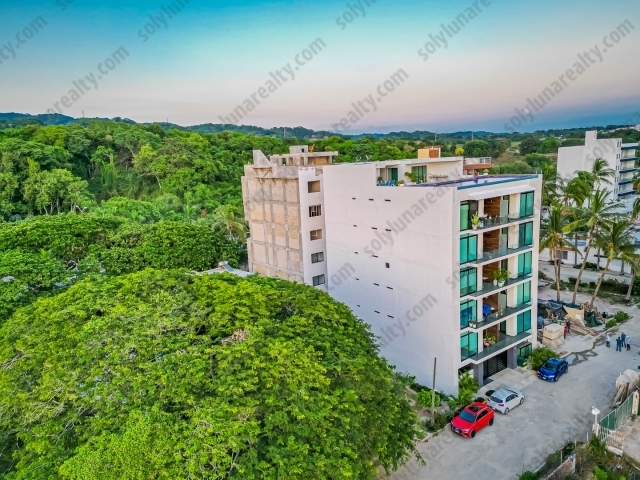 Arrecife Bucerias - Condominios

Desarrollo de condominios a una cuadra de la Playa de Bucerias.

Único condominio en Cuarto Nivel, Equipado y listo para vacacionar.

Construcción de 5 niveles de condominios, más, roof con alberca común, porton motorizado de seguridad y elevador.

2 condominios por nivel, un solo modelo de diseño y distribución con las siguientes caracteristicas:


	2 Recamaras.
	2 Baños completos con Closet.
	Espacio para Sala y Comedor.
	Cocina Integral Equipada.
	Balcon.
	Cuarto de Servicio.
	Un espacio de estacionamiento designado.
	Carpinteria tradicional con Parota y Granito.
	Piso de Porcelanato 60x60.
	Cristal templado.
	Muros y diviciones internas de block
	Inlcuye 3 equipos de aire acondicionado

