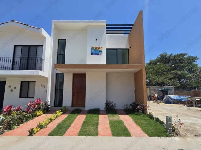 Residencia ubicada en el coto privado Seaport con club con alberca, seguridad y vigilancia 24 hrs. La propiedad cuenta con 3 recamaras, 3.5 baños completos y la habitación principal se encuentra en planta baja. La cocina viene equipada con horno de microondas y estufa con horno.

La casa es de 3 niveles 

Todos los baños cuentan con vidrio templado.

Cerca de el desarrollo Vidanta con el parque tematico mas grande de latinoamerica y cerca de la central de autobuses y aeropuerto, asi como de las mejores escuelas de Vallarta y Nayarit.

Definitivamente una de las mejores zonas de Puerto Vallarta.
