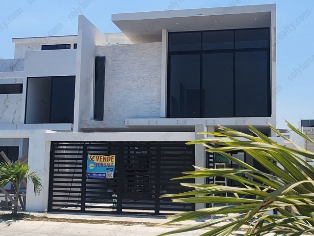 Casa Totalmente Nueva , se entrega Equipada y con Garantía.

Modelo con estudio en planta baja, 3 recamaras, 3 baños, terraza, alberca, sala, comedor y estar de TV.

Única oportunidad de inversion, lista en menos de 5 meses. 

Ubicación privilegiada, ya que te conecta a las rapidamente a las avenidas principales de vallarta cuentas con todos los servicios a la mano como lo son: bancos, escuelas, hospitales, centros comerciales y  cerca de las hermosas playas de puerto vallarta y a 10 minutos del aeropuerto internacional.
