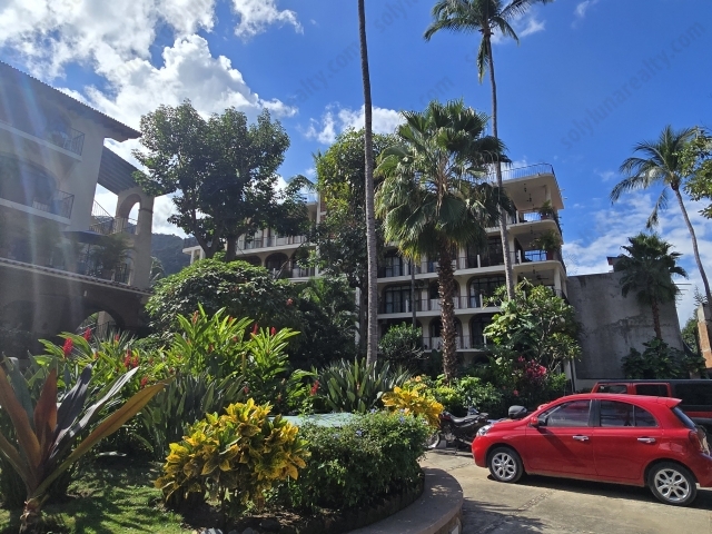 Condominio junto al R&iacute;o Cuale con vista a la monta&ntilde;a y clima fresco.

&nbsp;

Ubicaci&oacute;n estrat&eacute;gica en la calle&nbsp;Silvestre Revueltas 131, Col. Benito Ju&aacute;rez (&aacute;rea &ldquo;El Remance&rdquo;) de Puerto Vallarta, rodeada de naturaleza, cultura y comunidad internacional.


	
	El entorno del R&iacute;o Cuale corre casi todo el a&ntilde;o: nace en la Sierra Madre y atraviesa la ciudad, aportando frescura y verde al barrio.
	
	
	La zona ofrece&nbsp;convivencia fluida&nbsp;entre residentes locales y extranjeros: tanto mexicanos como visitantes o residentes internacionales encuentran su lugar aqu&iacute;, creando una mezcla aut&eacute;ntica y amable de culturas.
	
	
	A poco minutos caminando est&aacute;s en la Zona Rom&aacute;ntica (Old Town), con su playa de Playa Olas Altas, caf&eacute;s, galer&iacute;as, bares, restaurantes y ambiente vibrante.&nbsp;
	
	
	La gastronom&iacute;a es un im&aacute;n para extranjeros: desde comida local aut&eacute;ntica hasta propuestas internacionales y ambiente de &ldquo;vive como el local, disfruta como turista&rdquo;.
	
	
	El barrio mantiene un car&aacute;cter c&aacute;lido, relajado y verdaderamente vallartense &mdash; calles con vegetaci&oacute;n, vistas a la sierra, el R&iacute;o Cuale como tel&oacute;n de fondo, y acceso peatonal c&oacute;modo al centro y playa.
	


Esta unidad en el quinto nivel combina elegancia tradicional mexicana con comodidad moderna, ideal para quienes buscan un estilo de vida relajado en un entorno acogedor y seguro.

Caracter&iacute;sticas principales


	
	2 rec&aacute;maras
	
	
	2 ba&ntilde;os completos
	
	
	Superficie: 125 m&sup2; (&asymp;1,345 ft&sup2;)
	
	
	Cocina integral equipada
	
	
	Sala y comedor con dise&ntilde;o abierto
	
	
	Terraza privada con vista a la monta&ntilde;a
	
	
	alberca rodeada de una exuberate vejetacion
	


Lo que hace esta propiedad realmente especial
Situado junto al majestuoso R&iacute;o Cuale, el condominio goza de un microclima fresco durante todo el a&ntilde;o gracias al cauce de agua permanente, lo cual aporta brisas suaves incluso en temporadas de calor. Las &aacute;reas comunes cuentan con amplios jardines con plantas t&iacute;picas de la regi&oacute;n que crean un oasis verde dentro de la ciudad. Por la noche, desde la terraza se puede contemplar c&oacute;mo la luna emerge detr&aacute;s de la sierra, y al amanecer el sol se levanta sobre la monta&ntilde;a, ofreciendo un espect&aacute;culo natural inigualable.

Amenidades del condominio


	
	Edificio exclusivo con solo 30 unidades
	
	
	Dise&ntilde;o tradicional mexicano con detalles artesanales
	
	
	Extensas zonas de jard&iacute;n tropical y ambiente natural
	
	
	Estacionamiento asignado y acceso controlado
	
	
	Comunidad c&aacute;lida donde residentes locales y extranjeros conviven compartiendo estilo de vida y cultura
	
	
	Ubicaci&oacute;n privilegiada: a pocos minutos a pie de la vibrante Zona Rom&aacute;ntica de Puerto Vallarta (Playa Olas Altas, caf&eacute;s, galer&iacute;as, restaurantes)
	


Por qu&eacute; es una oportunidad
Ya sea para vivir o para invertir, esta propiedad ofrece mucho m&aacute;s que un espacio: ofrece un estilo de vida. Esta combinaci&oacute;n de entorno natural, ambiente cosmopolita local-internacional, y acceso al coraz&oacute;n de Puerto Vallarta la convierte en una joya dentro del mercado.

&nbsp;

&nbsp;
