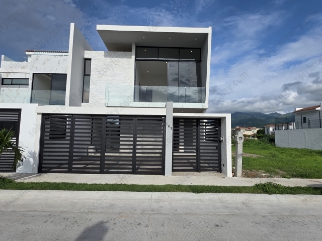 &nbsp; &nbsp; &nbsp; &nbsp; &nbsp; casa en venta en fluvial &nbsp; vallarta
Casa nueva con alberca privada en Fluvial Vallarta, la zona m&aacute;s deseada de Puerto Vallarta., Calle Michigan 169.&nbsp;
Dise&ntilde;o moderno, acabados de lujo y el equilibrio perfecto entre confort y estilo
Ubicada en el coraz&oacute;n de Fluvial Vallarta, una de las zonas con mayor crecimiento y plusval&iacute;a de Puerto Vallarta, esta residencia nueva, reci&eacute;n terminada en junio de 2025, combina elegancia, funcionalidad y materiales de primer nivel. Su dise&ntilde;o moderno con l&iacute;neas limpias, techos altos y espacios integrados crea una atm&oacute;sfera c&aacute;lida, sofisticada y perfectamente adaptada al clima y estilo de vida de la regi&oacute;n.
Planta baja &ndash; Amplitud y dise&ntilde;o que inspira...
Al ingresar por su port&oacute;n automatizado, te recibe una cochera techada para dos autos y una puerta principal de madera s&oacute;lida de parota, ideal para la humedad y el calor de la zona.
El estudio amplio en planta baja puede funcionar tambi&eacute;n como rec&aacute;mara para visitas, pues cuenta con ba&ntilde;o completoequipado con cancel de cristal templado y cubierta de granito negro.
La cocina integral es una pieza de dise&ntilde;o: gabinetes hechos a medida con chapa de parota en tono caf&eacute; oscuro, barra y backsplash de granito negro, y electrodom&eacute;sticos empotrados (parrilla de seis quemadores, horno de gas, horno de microondas y lavavajillas).
El contraste entre los tonos c&aacute;lidos de la madera y el piso de porcelanato blanco acent&uacute;a la sensaci&oacute;n de amplitud, reforzada por los techos de tres metros de altura.
El &aacute;rea social se abre hacia un patio con alberca privada y cascada, que al funcionar produce un sonido relajante de agua, integr&aacute;ndose visualmente con la sala y la cocina. Es el escenario ideal para reuniones, comidas familiares o momentos de descanso.