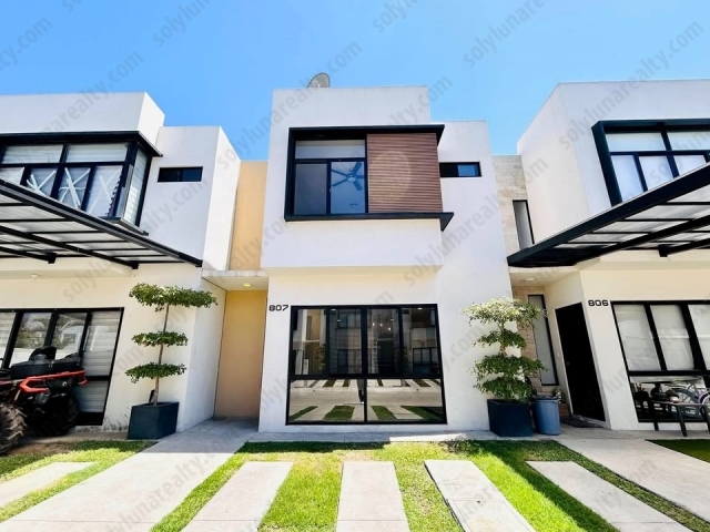 Casa Vilanova Residencial Nuevo Vallarta
Casa en Venta en Nuevo Nayarit.
Esta propiedad cuenta con una ubicaci&oacute;n provilegiada dentro del coto, amplios espacios interiores y todas las zonas comunes que ofrece el fraccionamiento.&nbsp;
La casa MODELO SIENA cuenta con 3 recamaras, 2.5 ba&ntilde;os, amplio patio trasero, sala comedor. Se entrega SIN MUEBLES, equipada con aire acondicionado y ventiladores de techo.
Vilanova Residencial ofrece excelentes amenidades que ofrece este coto privado son: Alberca, jacuzzi, gimnasio, canchas deportivas, &aacute;rea infantil, seguridad 24/7 y acceso controlado.
Incluye: Mantenimiento y acceso a las zonas comunes, Acceso controlado 24 hrs.