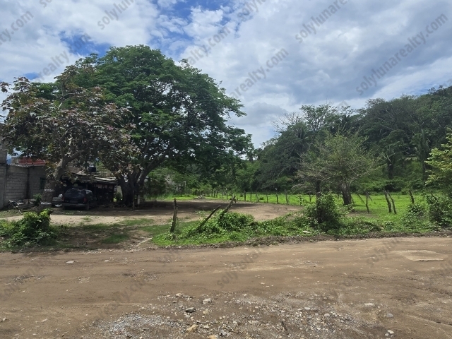 Terreno en Venta en Ixtapa, Puerto Vallarta

&nbsp;Ubicaci&oacute;n: Ixtapa, Puerto Vallarta, Jalisco
&nbsp;Superficie: 1,111 m&sup2;
&nbsp;Precio: $2,400,000 MXN

&iexcl;Gran oportunidad de inversi&oacute;n en una zona en crecimiento!

Este amplio terreno de 1,111 metros cuadrados se encuentra ubicado en Ixtapa, una colonia con alta demanda en la zona norte de Puerto Vallarta, con acceso r&aacute;pido a vialidades principales, transporte, escuelas y servicios.

&nbsp;Caracter&iacute;sticas destacadas:


	
	Superficie plana y regular, ideal para construcci&oacute;n habitacional, comercial o desarrollo mixto
	
	
	Acceso por calle amplia
	
	
	Zona tranquila, con excelente conectividad
	
	
	Potencial de plusval&iacute;a a corto y mediano plazo
	


Perfecto para desarrolladores, inversionistas o quienes buscan construir una casa con amplios espacios en una zona con esencia local, pero cerca de todo.
