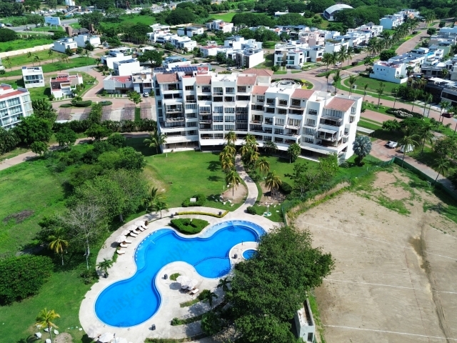 
&nbsp;

&nbsp;

&nbsp;Un Santuario en el Cielo: Penthouse de Lujo Frente al Mar en La Cruz de Huanacaxtle

&nbsp;

Bienvenido al PH 606 de la Torre Taib, una residencia que redefine la vida de lujo en el coraz&oacute;n de la Riviera Nayarit. Situado en el exclusivo fraccionamiento TAMARAN, este espectacular penthouse de dos niveles es un oasis de privacidad y sofisticaci&oacute;n, donde cada detalle ha sido dise&ntilde;ado para ofrecer una experiencia sin igual.

Desde el momento en que ingresa, ser&aacute; recibido por una impresionante doble altura que ba&ntilde;a de luz natural los espacios, realzando la elegancia de los finos acabados de m&aacute;rmol. La planta baja ha sido concebida para la convivencia y el confort, con una cocina integral de alta gama que se integra perfectamente a la espaciosa sala y comedor. Este nivel alberga dos generosas rec&aacute;maras, cada una con su propio ba&ntilde;o y cl&oacute;set, garantizando la privacidad de sus invitados.

Suba a la planta alta y descubra un refugio personal. Una acogedora sala de estar le da la bienvenida, abri&eacute;ndose a una segunda terraza que se convierte en su palco privado para admirar los mundialmente famosos atardeceres sobre la Bah&iacute;a de Banderas. Dos rec&aacute;maras adicionales, ambas con ba&ntilde;o en suite, completan este nivel, ofreciendo un santuario de descanso con vistas inmejorables.

El exterior es una extensi&oacute;n de la elegancia interior. La magn&iacute;fica terraza principal es el alma de la propiedad, un espacio dise&ntilde;ado para el deleite y la contemplaci&oacute;n. Aqu&iacute;, el horizonte se funde con el mar y las monta&ntilde;as, creando un tel&oacute;n de fondo inolvidable para sus reuniones o momentos de tranquilidad.

Vivir en TAMARAN es disfrutar de un estilo de vida de resort cinco estrellas todos los d&iacute;as. Con acceso a un exclusivo club de playa privado, m&uacute;ltiples albercas, restaurante, ciclopista y seguridad 24 horas, tendr&aacute; todo lo que necesita al alcance de su mano. Esta propiedad no es solo un hogar, es una declaraci&oacute;n de estilo y una inversi&oacute;n en calidad de vida, adem&aacute;s de contar con la ventaja de sus propios paneles solares.

Distribuci&oacute;n Detallada:


	
	Planta Baja:&nbsp;Amplia sala-comedor con doble altura, cocina integral equipada, 2 rec&aacute;maras con ba&ntilde;o completo en suite, 1.5 ba&ntilde;os para visitas, acceso a terraza principal.
	
	
	Planta Alta:&nbsp;Sala de estar &iacute;ntima, 2 rec&aacute;maras con ba&ntilde;o completo en suite y terraza privada con vistas panor&aacute;micas.
	


Esta residencia se entrega completamente amueblada y equipada, lista para que usted comience a vivir su sue&ntilde;o en la costa del Pac&iacute;fico.

Se puede aceptar permuta por casa en la playa, con valor mas alto.


&nbsp;
