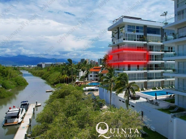 CONDOMINIO QUINTA SAN MIGUEL&nbsp;

Vista al Canal + BODEGA de 70 m2

Nuestro condominio en Quinta San Miguel, ubicado en el segundo nivel de la Torre A, con una excelente vista al canal&nbsp;y al mangle, ofrece unos amplios espacios interiores, perfecto para tu casa de vacaciones permanentes.

Esta propiedad cuenta con 2 recamaras, cada una con cama King Size, 2 ba&ntilde;os completos con canceles de Cristal Templado, extractor y lavamanos. Dentro del condominio cuentas con cuarto de lavanderia completamente equipado, Cocina Integral con Estufa, Horno, Filtro - Microondas, Lavavajillas y todo tipo de accesorios y utelcilios de cocina, ademas, de su Barra Desayunador de Granito.

Otra de las &aacute;reas dentro del condominio es su sala, con TV, mesa de centro, lamparas y un ambiente armonioso logrado con su exclusiva decoraci&oacute;n.

Las recamaras, cuenta con closet, cajoneras, comodas, barra para perchero, silla y gabinetes, todo de madera de buena calidad. En la recamara principal, TV y salida directa a la terraza, equipada con mesa baja.

AMENIDADES

Quinta San Miguel cuenta con excelentes ambientes de uso com&uacute;n como:


	Alberca Central de Nado.
	Muelle de carga y descarga en embarcaciones.
	Cancha de Pickle Ball
	&Aacute;reas Verdes
	Cancha de Tenis
	Zona Infantil
	Gym
	Zonas de descanso con Mezas y sombrillas
	Zonas de Camastros.
	Palapa con mesas, sillas, barra, asador y tarja.
	Roof Top: Zona de usos multiples, Alberca, Zona de Camastros y Ba&ntilde;os.
	Seguridad 24 hrs.
	Elevador

