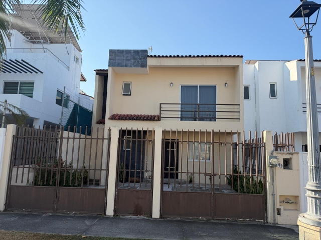 OPORTUNIDAD &Uacute;NICA EN FLUVIAL VALLARTA
Casa en Venta en Rio Santiago, Fluvial Vallarta
Casa Rio Santiago actualmente usada como casa-oficina, es una opcion &uacute;nica en su estilo en la zona y en Puert Vallarta. Esta propiedad fue modificada, extendida en su construcci&oacute;n tanto en planta baja como en planta alta. La propiedad se distribuye de la siguiente manera.
Planta Baja

Cochera con porton con espacio para 2 autos.
1 ba&ntilde;o completo.
&Aacute;rea abierta que es Sala - Comedor y Cocina.
Cuarto lavanderia usado de bodega, junto a la&nbsp;extenci&oacute;n de la construcci&oacute;n.

Planta Alta

Amplia escalera al segundo nivel
Primer recamara doble, con extencion de la construcci&oacute;n de 4 x 5 metros.&nbsp;
Ba&ntilde;o completo con servicio para 2 recamaras.&nbsp;
Segunda Recamara con closet y balc&oacute;n.
Recamara Principal con closet y ba&ntilde;o completo privado.

Aprovecha hoy mismo esta oportunidad !!!