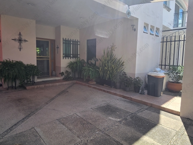 &nbsp;
Casa en venta en Fluvial Vallarta &mdash; R&iacute;o Nilo 106
Ubicaci&oacute;n, confort y vida familiar en el coraz&oacute;n de Vallarta
Vivir en&nbsp;Fluvial Vallarta&nbsp;es disfrutar cada d&iacute;a de la mejor ubicaci&oacute;n de Puerto Vallarta: cerca del mar, de los mejores colegios, hospitales y centros comerciales, y a pasos del&nbsp;Parque Lineal de Fluvial, el pulm&oacute;n verde m&aacute;s agradable de la ciudad.
Esta residencia moderna en&nbsp;R&iacute;o Nilo 106&nbsp;fue dise&ntilde;ada para ofrecer&nbsp;espacios amplios, funcionales y llenos de luz natural, ideal para quienes buscan equilibrio entre comodidad, elegancia y vida familiar.
En&nbsp;planta baja, la casa recibe con una&nbsp;cochera techada para dos autos, una&nbsp;cocina integral de granito completamente equipada,&nbsp;&aacute;rea de lavander&iacute;a, y un&nbsp;patio amplio perfecto para reuniones&nbsp;al aire libre &mdash;con espacio para asador, mesas y convivencia con familia y amigos.
En el&nbsp;primer nivel, encontrar&aacute;s&nbsp;tres rec&aacute;maras&nbsp;y&nbsp;dos ba&ntilde;os completos.La&nbsp;rec&aacute;mara principal&nbsp;destaca por su&nbsp;ba&ntilde;o privado y walk-in closet, creando un ambiente de confort y privacidad. Las&nbsp;rec&aacute;maras secundarias&nbsp;cuentan con cl&oacute;sets amplios y&nbsp;un ba&ntilde;o compartido, ideal para el uso familiar.
La casa est&aacute; equipada con&nbsp;aires acondicionados en todas las habitaciones y en la planta baja, garantizando frescura y confort durante todo el a&ntilde;o.
&nbsp;
Fluvial Vallarta&nbsp;no solo es una direcci&oacute;n&hellip; es un estilo de vida.Vive donde todo est&aacute; cerca, donde tu inversi&oacute;n crece y donde cada espacio est&aacute; pensado para disfrutar.
&nbsp;Fluvial Vallarta &mdash; vivir al centro de todo (zona premium, vida de barrio y plusval&iacute;a)
Fluvial Vallarta&nbsp;es mucho m&aacute;s que una colonia: es el coraz&oacute;n moderno de Puerto Vallarta. Un punto medio perfecto entre la tranquilidad residencial y la energ&iacute;a urbana, donde la vida cotidiana se disfruta sin prisas y con todo al alcance.
Con su&nbsp;trazado moderno, avenidas arboladas y &aacute;reas verdes, Fluvial fue dise&ntilde;ado para familias que valoran la comodidad, la movilidad y el estilo. Aqu&iacute; puedes caminar, andar en bici o disfrutar de un paseo por el&nbsp;Parque Lineal del R&iacute;o Pitillal, rodeado de naturaleza, biciestaciones y zonas recreativas.
&nbsp;Ubicaci&oacute;n estrat&eacute;gica, conectada con todo
Vivir en Fluvial es estar en el punto m&aacute;s pr&aacute;ctico y codiciado de Vallarta.A solo&nbsp;5 minutos de las playas, a pocos minutos de&nbsp;La Isla Shopping Village,&nbsp;Costco,&nbsp;Macroplaza, y rodeado de&nbsp;hospitales, bancos, caf&eacute;s, gimnasios y escuelas de primer nivel, la vida aqu&iacute; fluye con total facilidad.Su localizaci&oacute;n entre&nbsp;Marina Vallarta y el Centro&nbsp;garantiza&nbsp;r&aacute;pidos accesos a la zona hotelera, avenidas principales y a la salida hacia Nayarit, lo que la convierte en una de las zonas con&nbsp;mayor plusval&iacute;a y demanda constante&nbsp;en la regi&oacute;n.
&nbsp;Plusval&iacute;a que se siente y se proyecta
Fluvial es sin&oacute;nimo de&nbsp;crecimiento sostenido. Su&nbsp;urbanismo planificado,&nbsp;infraestructura subterr&aacute;nea,&nbsp;calles amplias, y el desarrollo continuo de&nbsp;residencias contempor&aacute;neas de alto nivel&nbsp;hacen que el valor de cada propiedad aqu&iacute;&nbsp;se mantenga y aumente con el tiempo.Comprar o vivir en Fluvial no es solo una decisi&oacute;n de hoy &mdash;es&nbsp;una inversi&oacute;n para el futuro.
&nbsp;Calidad de vida y estilo
Fluvial te ofrece un entorno limpio, ordenado y seguro, donde los ni&ntilde;os juegan libres, los vecinos se saludan y el d&iacute;a a d&iacute;a tiene un ritmo amable. Es el equilibrio entre la&nbsp;vida familiar, el confort moderno y la cercan&iacute;a a la playa.
Vive donde la vida fluye:&nbsp;parques para tus hijos, caf&eacute;s para tus ma&ntilde;anas y el mar a solo unos minutos.Fluvial Vallarta es&nbsp;el punto donde la plusval&iacute;a, la ubicaci&oacute;n y la calidad de vida se unen.