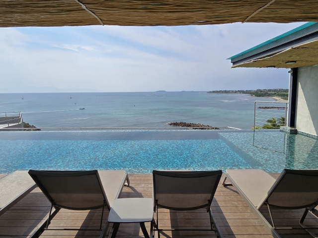 &Uacute;ltimo nivel frente a El Anclote | Vista plena a la Bah&iacute;a & Marietas | Acceso directo a la playa
Vivir en&nbsp;El Anclote&nbsp;es despertar con el sonido del mar y terminar el d&iacute;a con atardeceres que abrazan la&nbsp;Bah&iacute;a de Banderas. Desde este&nbsp;penthouse en el 5&ordm; y &uacute;ltimo nivel de ANCORA, la&nbsp;vista es abierta y permanente: el perfil de las&nbsp;Islas Marietas&nbsp;enmarcado por el oc&eacute;ano y, en temporada, el emocionante&nbsp;avistamiento de ballenas&nbsp;desde tu propio balc&oacute;n.Est&aacute;s&nbsp;dentro del pueblo, a pasos de la zona de&nbsp;restaurantes, caf&eacute;s y vida local; adem&aacute;s, con&nbsp;acceso directo a la playa El Anclote, punto favorito de&nbsp;surfistas&nbsp;y un entorno c&oacute;modo y seguro que tambi&eacute;n encanta a&nbsp;adultos mayores&nbsp;por su caminabilidad y ambiente relajado.
En el&nbsp;roof top&nbsp;te espera una&nbsp;alberca infinity&nbsp;con una perspectiva impresionante: la l&iacute;nea del agua se funde con el Pac&iacute;fico y la sensaci&oacute;n es, literalmente, estar&nbsp;dentro del mar. Un hogar perfecto para disfrutar&hellip; y una&nbsp;inversi&oacute;n s&oacute;lida&nbsp;gracias a su&nbsp;alta captaci&oacute;n de renta&nbsp;y&nbsp;rentas sin restricciones.
Distribuci&oacute;n y acabados

1 rec&aacute;maras&nbsp;|&nbsp;2 ba&ntilde;os completos
78.81 m&sup2;&nbsp;(metraje total)
Balc&oacute;n&nbsp;con vista panor&aacute;mica al mar y al pueblo
Cocina equipada&nbsp;con electrodom&eacute;sticos (nota:&nbsp;no&nbsp;cuenta con lavavajillas)
Amueblado&nbsp;y listo para habitar o entrar en operaci&oacute;n de renta
Estacionamiento subterr&aacute;neo&nbsp;asignado&nbsp;(sin bodega)

Amenidades y operaci&oacute;n

Acceso directo a la playa El Anclote
Roof top&nbsp;con&nbsp;alberca infinity&nbsp;y &aacute;reas de descanso
Pet-friendly&nbsp;(se cobra&nbsp;cuota adicional cuando se renta, sin otras restricciones)
Rentas sin restricciones&nbsp;(ideal para Airbnb/VRBO)
Escritura lista&nbsp;para una compraventa &aacute;gil

Cuotas y lo que incluyen
HOA $7,500 MXN/mes, e incluye:Seguridad 24/7, seguro del edificio, electricidadareas comunes y mantenimiento de &aacute;reas comunes, Wi-Fi en &aacute;reas comunes, recolecci&oacute;n de basura, jardiner&iacute;a, gas,&nbsp;servicio de limpieza, administraci&oacute;n en sitio, mantenimiento de alberca y agua.
&nbsp;
&nbsp;
&nbsp;Ubicaci&oacute;n generalEst&aacute;s en&nbsp;El Anclote, Punta de Mita, en la punta norte de la&nbsp;Bah&iacute;a de Banderas (Riviera Nayarit). Es un&nbsp;pueblito costero&nbsp;muy caminable y de&nbsp;alta plusval&iacute;a, con ambiente tur&iacute;stico&ndash;residencial: restaurantes frente al mar, tours y salidas en lancha a&nbsp;Islas Marietas&nbsp;desde el propio pueblo.&nbsp;&nbsp;
&nbsp;Entorno y estilo de vidaVida&nbsp;playera, relajada y aut&eacute;ntica. A pie tienes caf&eacute;s, marisquer&iacute;as y renta de tablas de surf; el p&uacute;blico mezcla&nbsp;familias,&nbsp;inversionistas de renta vacacional,&nbsp;surfistas&nbsp;y&nbsp;jubilados&nbsp;que buscan seguridad y caminabilidad. Clima&nbsp;c&aacute;lido tropical&nbsp;todo el a&ntilde;o; la temporada&nbsp;nov&ndash;abr&nbsp;ofrece clima m&aacute;s seco, mejor oleaje y&nbsp;avistamiento de ballenasen la bah&iacute;a.&nbsp;&nbsp;
&nbsp;Lugares atractivos cercanos

Playa El Anclote&nbsp;&ndash; Est&aacute;s&nbsp;sobre la playa: zona de restaurantes y salidas a Marietas.&nbsp;(0&ndash;2 min a pie).
Islas Marietas (Parque Nacional)&nbsp;&ndash; Embarque&nbsp;desde el muelle del pueblo;&nbsp;~15&ndash;20 min&nbsp;en lancha r&aacute;pida.&nbsp;(tour)&nbsp;
Playa La Lancha (surf)&nbsp;&ndash;&nbsp;~4 km / 8&ndash;10 min&nbsp;en auto al acceso +&nbsp;8&ndash;10 min&nbsp;de caminata por la selva.&nbsp;&nbsp;
Marina Riviera Nayarit (La Cruz de Huanacaxtle)&nbsp;&ndash;&nbsp;~15&ndash;17 km / 13&ndash;20 min; malec&oacute;n, mercado de mar y servicios n&aacute;uticos.&nbsp;&nbsp;
Sayulita (pueblo surf/bohemio)&nbsp;&ndash;&nbsp;~16&ndash;18 km / 20&ndash;30 min&nbsp;en auto.&nbsp;&nbsp;
Malec&oacute;n de Puerto Vallarta&nbsp;&ndash;&nbsp;~48 km / ~45&ndash;60 min&nbsp;en auto.&nbsp;
Compras y abasto en el pueblo:&nbsp;Plaza Ollin&nbsp;y&nbsp;Mercado Ollin&nbsp;(mini s&uacute;per, deli, caf&eacute;s).&nbsp;(~8&ndash;12 min a pie seg&uacute;n punto de partida).&nbsp;&nbsp;

&nbsp;Servicios y educaci&oacute;n

Costa Verde International School (Sayulita, privado/biling&uuml;e)&nbsp;&ndash;&nbsp;~20&ndash;30 min.&nbsp;&nbsp;
Colegio Bucer&iacute;as (privado, preescolar a prepa)&nbsp;&ndash;&nbsp;~25&ndash;30 min.&nbsp;&nbsp;
American School of Puerto Vallarta (privado/biling&uuml;e)&nbsp;&ndash;&nbsp;~45&ndash;60 min&nbsp;hacia PV.&nbsp;&nbsp;

Salud y servicios bancarios

Punta Mita Hospital (24/7)&nbsp;en Corral del Risco &ndash;&nbsp;~5 min&nbsp;en auto desde El Anclote.&nbsp;&nbsp;
Hospital CMQ Riviera Nayarit (Bucer&iacute;as, 24/7)&nbsp;&ndash;&nbsp;~20&ndash;30 min.&nbsp;
ATMs y bancos:&nbsp;en el pueblo hay&nbsp;cajeros&nbsp;(OXXO/Plaza Ollin/El Coral). Para&nbsp;sucursales bancarias, Bucer&iacute;as/Nuevo Nayarit.&nbsp;
Tr&aacute;mites (CFE/SAT):&nbsp;oficinas y m&oacute;dulos en&nbsp;Bucer&iacute;as / Bah&iacute;a de Banderas.&nbsp;&nbsp;

&nbsp;Accesos y transporte

Aeropuerto Internacional de Puerto Vallarta (PVR)&nbsp;&ndash;&nbsp;~39&ndash;45 km / 37&ndash;60 min&nbsp;seg&uacute;n tr&aacute;fico.&nbsp;&nbsp;
V&iacute;as: Carretera&nbsp;200&nbsp;conecta con La Cruz&ndash;Bucer&iacute;as&ndash;Nuevo Nayarit&ndash;Puerto Vallarta.
Transporte p&uacute;blico: autobuses&nbsp;ATM/Compostela&nbsp;con corridas frecuentes entre PV&ndash;Bucer&iacute;as&ndash;La Cruz&ndash;Punta de Mita. Taxis y apps disponibles.&nbsp;&nbsp;

&nbsp;Perfil ideal de comprador/inversionista

Inversionistas de renta vacacional:&nbsp;demanda alta por estar&nbsp;frente a playa&nbsp;y tours a Marietas.
Parejas/jubilados:&nbsp;ritmo&nbsp;tranquilo, servicios a pie y atenci&oacute;n m&eacute;dica cercana.
Familias:&nbsp;naturaleza, surf y comunidad segura con escuelas y hospitales a&nbsp;20&ndash;45 min.

&nbsp;Copy corto para anuncioPunta de Mita &ndash; El Anclote.&nbsp;Condominio&nbsp;frente a playa&nbsp;en el coraz&oacute;n del pueblo, a pasos de restaurantes y del muelle a&nbsp;Islas Marietas. Cerca de&nbsp;La Lancha&nbsp;(surf),&nbsp;Marina La Cruz&nbsp;y a&nbsp;~45 min del aeropuerto. Ideal para&nbsp;vivir o invertir&nbsp;en renta vacacional.&nbsp;Pide m&aacute;s info y agenda tu visita.&nbsp;&nbsp;