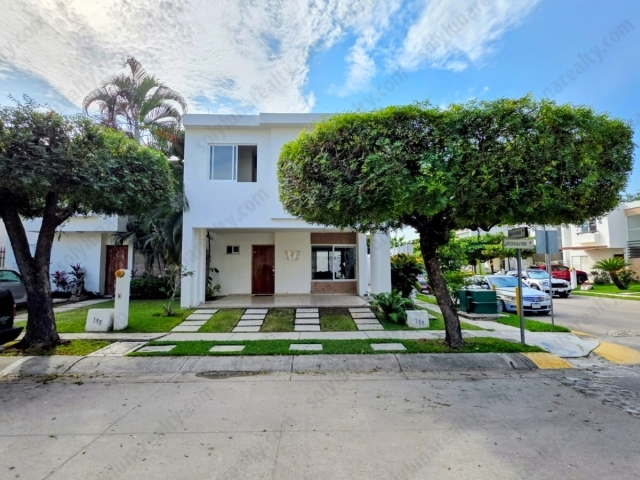 Vivir en&nbsp;Residencial Las Moras&nbsp;
Alta seguridad para la familia.&nbsp;Acceso controlado y un ambiente residencial que te permite&nbsp;salir a trabajar con tranquilidad&nbsp;y dejar a tus hijos en un&nbsp;entorno seguro.Club & recreaci&oacute;n.&nbsp;Disfruta de una&nbsp;gran alberca con casa club, perfecta para convivir y crear comunidad; adem&aacute;s,&nbsp;&aacute;rea para ni&ntilde;os&nbsp;para el juego diario.Verde por donde mires.&nbsp;Sus calles est&aacute;n acompa&ntilde;adas por&nbsp;exuberantes jardines&nbsp;y&nbsp;extensas &aacute;reas verdes&nbsp;que aportan una&nbsp;sensaci&oacute;n de frescura&nbsp;continua.Estilo de vida.&nbsp;Aqu&iacute;&nbsp;no compras solo una casa, compras&nbsp;un estilo de vida: aire libre, descanso y bienestar a minutos de todo.
&nbsp;
La Casa:&nbsp;&ldquo;Madre Perla&rdquo;&nbsp;&mdash; esquina + lote excedente
Direcci&oacute;n:&nbsp;Arrecife Isla Verde 100, Fracc. Las Moras, Puerto Vallarta, JaliscoTerreno / Construcci&oacute;n:&nbsp;256.63 m&sup2;&nbsp;/&nbsp;171.90 m&sup2;Precio:&nbsp;$8,450,000 MXNHOA:&nbsp;$3,100 MXN/mes
Distribuci&oacute;n & acabados

Esquina&nbsp;con&nbsp;lote excedente&nbsp;(m&aacute;s privacidad y mejor asoleamiento).
Cocina reci&eacute;n remodelada&nbsp;con&nbsp;barra de granito negro.
Lavander&iacute;a en planta baja.
3 rec&aacute;maras&nbsp;con&nbsp;cl&oacute;sets de madera;&nbsp;principal con ba&ntilde;o completo&nbsp;+&nbsp;segundo ba&ntilde;o completo&nbsp;compartido.
Aires acondicionados,&nbsp;amueblada parcialmente.
Cochera para 2 autos.

Vida al aire libreEl&nbsp;excedente de terreno&nbsp;en el patio trasero&nbsp;te brinda espacio para parrilladas&nbsp;y&nbsp;gran convivencia familiar: ideal para reuniones, jard&iacute;n, huerto o futura terraza.
&nbsp;
&nbsp;
Las Moras Residencial est&aacute; en la zona de&nbsp;Aramara / Palmar de Aramara, en el sector norte de Puerto Vallarta, muy cerca de la&nbsp;Zona Hotelera Norte, el puerto de cruceros (API) y los principales centros comerciales&nbsp;como Galer&iacute;as Vallarta y La Isla.
Es una&nbsp;zona residencial de alta demanda, con&nbsp;coto privado&nbsp;y seguridad, pero al mismo tiempo s&uacute;per conectada: a pocos minutos de playas, centros comerciales, restaurantes y entretenimiento. El ambiente es de fraccionamiento bien cuidado, calles ordenadas, &aacute;reas verdes y un flujo constante de gente que vive y trabaja en la ciudad.
Para alguien que nunca ha venido: imagina un fraccionamiento moderno, con caseta de seguridad, alberca y &aacute;reas verdes, rodeado de comercios, supermercados y plazas, y con el mar literalmente a unos minutos en coche.
&nbsp;
Entorno y estilo de vida
La zona ofrece una vida&nbsp;urbana y muy c&oacute;moda, con sabor coste&ntilde;o pero sin el ruido extremo de la zona m&aacute;s tur&iacute;stica. Aqu&iacute; hay una mezcla de:

Familias locales y for&aacute;neas&nbsp;que buscan seguridad y servicios cerca.
Inversionistas&nbsp;que compran para rentas de largo plazo o por Airbnb en estad&iacute;as medias, aprovechando la cercan&iacute;a a la Zona Hotelera y Marina Vallarta.

El fraccionamiento Las Moras est&aacute; pensado para un estilo de vida&nbsp;familiar y tranquilo: &aacute;reas verdes, alberca, juegos infantiles, casa club y vigilancia 24/7.
El clima, como en todo Puerto Vallarta, es&nbsp;tropical y c&aacute;lido todo el a&ntilde;o, con una temporada seca muy agradable (noviembre&ndash;mayo) y lluvias en verano, ideal para quienes quieren sol pr&aacute;cticamente todos los d&iacute;as.
&nbsp;
Lugares atractivos cercanos
(Tiempos aproximados desde Las Moras en coche; donde aplica agrego caminando)

Playa de Oro / Playas Vallarta

Aprox.&nbsp;5&ndash;8 min en coche / 25 min caminando, unos&nbsp;2&ndash;3 km.
Playa certificada Blue Flag, muy segura para nadar, con servicios y ambiente familiar.


Zona Hotelera Norte
Aprox.&nbsp;5 min en coche.
Corredor de hoteles, restaurantes, bares y acceso a la playa, muy atractivo para visitantes y rentas vacacionales.
Aprox.&nbsp;3&ndash;5 min en coche.
Centro comercial con tiendas, cine, restaurantes y servicios; ubicado sobre Av. Francisco Medina Ascencio, muy cerca del puerto de cruceros.
Aprox.&nbsp;5&ndash;7 min en coche.
Centro comercial al aire libre frente al mar, con marcas reconocidas, restaurantes y cine VIP, en plena Zona Hotelera.
Entre&nbsp;2 y 7 min en coche, varios literalmente &ldquo;a unos pasos&rdquo; de Las Moras.
Aprox.&nbsp;15&ndash;20 min en coche.
Zona de restaurantes, bares, galer&iacute;as, arte urbano y vida nocturna a la orilla del mar.
Galer&iacute;as Vallarta
La Isla Shopping Village
Costco, Sam&rsquo;s Club, Walmart y Plaza Centro City
Centro Hist&oacute;rico y Malec&oacute;n de Puerto Vallarta

&nbsp;
Servicios y educaci&oacute;n
En el entorno de Aramara / Palmar de Aramara y colonias vecinas tienes varias opciones educativas:

Colegio La Marina&nbsp;(b&aacute;sica) &ndash; Palmar de Aramara

Aprox.&nbsp;5 min en coche.
Colegio privado ubicado en Mar del Sur 605, muy pr&aacute;ctico para familias de la zona.


Colegio M&eacute;xico Americano&nbsp;&ndash; Villa Las Flores
Aprox.&nbsp;10&ndash;15 min en coche.
Colegio privado con enfoque bicultural.
Aprox.&nbsp;10&ndash;15 min en coche, al sur por avenidas principales.
Colegio Juana de Asbaje / otros colegios privados en Versalles

Adem&aacute;s, Puerto Vallarta cuenta con preparatorias y universidades tanto p&uacute;blicas como privadas repartidas en la ciudad, muchas a&nbsp;15&ndash;20 min&nbsp;del fraccionamiento.
&nbsp;
Salud y servicios bancarios
Salud cercana:

UMF 170 Del Mar &ndash; IMSS&nbsp;(Unidad de Medicina Familiar)

En&nbsp;Palmar de Aramara, a solo&nbsp;3&ndash;5 min en coche&nbsp;desde Las Moras.
Cl&iacute;nica importante del IMSS en la ciudad.


Hospital San Javier Marina&nbsp;&ndash; Zona Hotelera Norte
Aprox.&nbsp;10&ndash;15 min en coche.
Hospital privado de alto nivel, muy utilizado por locales y extranjeros.
Aprox.&nbsp;10&ndash;15 min en coche&nbsp;hacia Av. Francisco Villa.
Hospital CMQ Premiere (Vallarta Villas)

Bancos y servicios:

En&nbsp;Galer&iacute;as Vallarta y La Isla&nbsp;encontrar&aacute;s m&uacute;ltiples bancos y cajeros autom&aacute;ticos (BBVA, Santander, Banorte, etc.), todos a&nbsp;3&ndash;7 min en coche.
En el corredor de Av. Francisco Medina Ascencio hay oficinas de servicios, aseguradoras, despachos y todo tipo de comercio.

En resumen: es una zona donde puedes vivir c&oacute;modamente sin cruzar media ciudad para hacer tr&aacute;mites.
&nbsp;
Accesos y transporte

Aeropuerto Internacional de Puerto Vallarta (PVR)

Aprox.&nbsp;10 min en coche&nbsp;desde Las Moras, seg&uacute;n listados inmobiliarios de la zona.


Terminal Mar&iacute;tima (cruceros/API)
Aprox.&nbsp;3&ndash;5 min en coche / poco m&aacute;s de 1 km.
Salida r&aacute;pida a&nbsp;Av. Francisco Medina Ascencio&nbsp;(corredor hotelero) y a otras avenidas importantes que conectan con Fluvial, Versalles y el centro.
La zona est&aacute; muy bien servida por&nbsp;camiones urbanos&nbsp;que corren por las avenidas principales.
Taxis, Uber y otras apps&nbsp;funcionan sin problema, ideal para hu&eacute;spedes de renta vacacional o familias que prefieren no usar auto diario.
Vialidades principales cercanas
Transporte p&uacute;blico y apps:

&nbsp;
Perfil ideal de comprador/inversionista
Este tipo de&nbsp;casa en coto privado en Las Moras&nbsp;encaja perfecto con:

Familias&nbsp;que quieren vivir en un entorno seguro, con alberca, &aacute;reas verdes y cercan&iacute;a a escuelas, centros comerciales y hospitales.
Inversionistas de renta vacacional o de mediano plazo, que buscan una ubicaci&oacute;n estrat&eacute;gica: a minutos de la playa, de la Zona Hotelera y de Marina Vallarta, pero dentro de un fraccionamiento tranquilo y con alta demanda de rentas.
Jubilados o semi&ndash;retirados&nbsp;que quieren la comodidad de tener todo cerca (supermercados, hospitales, bancos, centros comerciales) sin vivir en pleno bullicio del centro.

Es una zona donde el producto &ldquo;casa en coto con amenidades + buena ubicaci&oacute;n&rdquo; se renta y se revende muy bien.