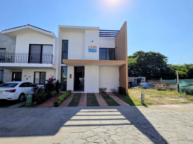 &nbsp;Casa en venta en Coto Sea Port, Puerto Vallarta
Tu nuevo hogar con rec&aacute;mara principal en planta baja, lujo y ubicaci&oacute;n privilegiada
Descubre la casa que tiene todo lo que siempre imaginaste.Ubicada en el exclusivo&nbsp;Coto Sea Port, esta&nbsp;residencia moderna en venta en Puerto Vallarta&nbsp;combina&nbsp;dise&ntilde;o, comodidad y elegancia&nbsp;en cada rinc&oacute;n.
Con&nbsp;225 m&sup2; de construcci&oacute;n y 177.38 m&sup2; de terreno, esta propiedad ofrece espacios amplios, luz natural y acabados de primera calidad.Su&nbsp;rec&aacute;mara principal en planta baja, con&nbsp;walk-in closet, ba&ntilde;o con doble oval&iacute;n, cristal templado y una hermosa ba&ntilde;era blanca, est&aacute; pensada para quienes buscan&nbsp;vivir con comodidad y estilo sin subir escaleras.
La casa cuenta con&nbsp;tres rec&aacute;maras adicionales, un estudio, cinco ba&ntilde;os completos, roof top&nbsp;y una&nbsp;cocina integral equipada&nbsp;con estufa, horno, microondas y campana con filtro.Las&nbsp;puertas y closets de madera de parota&nbsp;y la&nbsp;ventaner&iacute;a de aluminio negro&nbsp;complementan el toque de&nbsp;lujo contempor&aacute;neo&nbsp;que define esta propiedad.
Vivir en&nbsp;Coto Sea Port&nbsp;es disfrutar de un entorno&nbsp;seguro, tranquilo y familiar, con&nbsp;alberca y seguridad privada las 24 horas.Su&nbsp;ubicaci&oacute;n estrat&eacute;gica&nbsp;te conecta con todo: a solo&nbsp;500 metros de Vidanta World, el Aeropuerto Internacional de Puerto Vallarta y la Central de Autobuses, adem&aacute;s de&nbsp;escuelas reconocidas&nbsp;como Capo Verde, Colegio Americano, Tepeyac y la&nbsp;Universidad de Guadalajara.Tambi&eacute;n tendr&aacute;s&nbsp;f&aacute;cil acceso a las playas de Nayarit y Puerto Vallarta, centros comerciales y las principales avenidas de la ciudad.
&nbsp;
Esta no es solo una casa, es un nuevo comienzo.Vive el lujo de tenerlo todo en un solo nivel.Haz realidad el estilo de vida que mereces&hellip;&nbsp;tu pr&oacute;ximo hogar te est&aacute; esperando en Coto Sea Port, Puerto Vallarta.