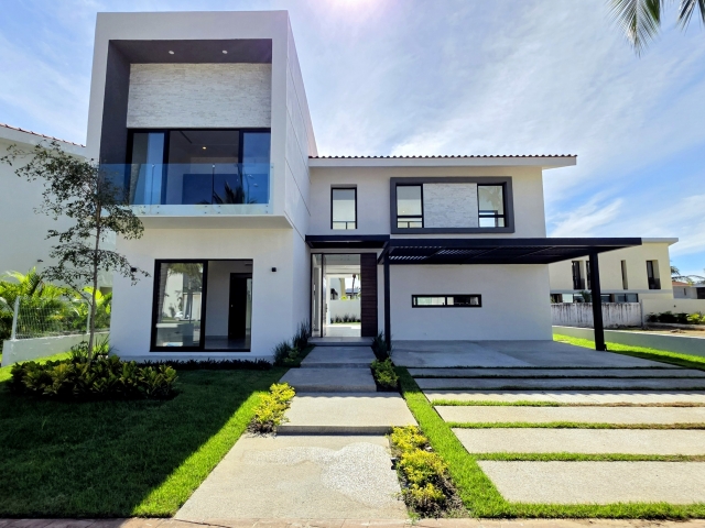 Residencia de Lujo en Venta &mdash; Calle Cipr&eacute;s 160, Residencial Los Tigres, Nuevo Nayarit
Precio:&nbsp;$17,800,000 MXNSuperficie:&nbsp;532 m&sup2; terreno | 368 m&sup2; construcci&oacute;n
Vivir en&nbsp;Residencial Los Tigres&nbsp;es m&aacute;s que tener una casa: es disfrutar la&nbsp;tranquilidad, la seguridad y el confort de una comunidad dise&ntilde;ada para familias que buscan un estilo de vida exclusivo y sin preocupaciones.
Ubicada sobre la avenida principal del desarrollo, esta imponente residencia combina&nbsp;arquitectura contempor&aacute;nea, amplitud y calidez, con materiales premium que resaltan su elegancia natural.
La fachada blanca y moderna recibe con una cochera techada para tres autos, cubierta con p&eacute;rgola de herrer&iacute;a y policarbonato. La&nbsp;puerta principal de parota con marco de herrer&iacute;a reforzado&nbsp;refleja el equilibrio entre dise&ntilde;o y seguridad.
En planta baja, una espectacular&nbsp;doble altura&nbsp;en el &aacute;rea social inunda de luz natural la cocina y sala, creando una sensaci&oacute;n de espacio y libertad. La cocina, con cubiertas de&nbsp;granito negro&nbsp;y muebles de&nbsp;parota en tonos oscuros, est&aacute; equipada con parrilla de seis quemadores, campana, horno de gas y microondas.
Desde los ventanales de piso a techo se accede al patio trasero, donde el&nbsp;gran espejo de agua de la alberca&nbsp;y su&nbsp;jacuzzi integrado&nbsp;se funden visualmente con el interior. El &aacute;rea exterior cuenta con&nbsp;barra de granito, fregadero y ba&ntilde;o completo para visitas, ideal para disfrutar reuniones familiares y tardes de descanso.
Una de las caracter&iacute;sticas m&aacute;s buscadas &mdash;y poco comunes en la zona&mdash; es que esta casa ofrece&nbsp;dos rec&aacute;maras en planta baja, ambas con ba&ntilde;o completo y acabados de lujo: ovalines, cubiertas de granito, cristales templados y carpinter&iacute;a fina.
Las&nbsp;escaleras flotantes&nbsp;conducen a la planta alta, donde se encuentra la&nbsp;rec&aacute;mara principal, con vestidor de madera tipo&nbsp;walk-in closet, ba&ntilde;o con doble lavabo, tina y regadera de cristal templado. La segunda rec&aacute;mara en este nivel tambi&eacute;n cuenta con ba&ntilde;o completo y salida a una&nbsp;terraza privada, perfecta para disfrutar los atardeceres y las vistas a las monta&ntilde;as.
Entre sus adicionales destacan:


Aires acondicionados en toda la casa.


Paneles solares para ahorro energ&eacute;tico.


Sistema de seguridad integral.


Acceso r&aacute;pido al club deportivo, parques familiares y parque para mascotas.


Residencial Los Tigres ofrece el entorno ideal para quienes buscan&nbsp;vivir tranquilos, viajar sin preocupaciones y criar a su familia en un ambiente seguro, moderno y con alta plusval&iacute;a.
&nbsp;
&nbsp;&nbsp; &nbsp; &nbsp; &nbsp; &nbsp;BENEFICOS DE VIVIR EN RECIDENCIAL LOS TIGRES.
&nbsp;
Imagina un lugar donde tus hijos corren libres, t&uacute; y tu pareja disfrutan del gimnasio, la playa y el golf, y cada d&iacute;a sientes que&nbsp;hiciste la mejor elecci&oacute;n para tu familia. Ese lugar es Residencial Los Tigres, en Nuevo Vallarta.
&nbsp;Seguridad sin compromisos


Comunidad&nbsp;cerrada con acceso controlado 24/7, para que puedas dormir tranquilo, sabiendo que tu familia est&aacute; protegida.


Infraestructura de primera: calles de concreto hidr&aacute;ulico, iluminaci&oacute;n moderna, cableado oculto &mdash; no solo lujo, sino tambi&eacute;n dise&ntilde;o pensado para vivir seguros.&nbsp;


Ubicaci&oacute;n estrat&eacute;gica: dentro de un desarrollo con vigilancia, cercano a servicios, colegios, hospitales y todo lo que tu familia puede necesitar.


&nbsp;Vida para toda la familia


Amplios espacios verdes, parque infantil y zona canina para que los peque&ntilde;os de la casa y las mascotas tambi&eacute;n tengan su lugar.1


Centro deportivo completo: canchas de tenis, voleibol, f&uacute;tbol, gimnasio, alberca semi-ol&iacute;mpica&hellip; ideal para que todos &mdash;desde adolescentes hasta adultos&mdash; tengan su momento.


Ambiente de comunidad: vecindario planeado para generar amistades, compartir momentos, convivir. No solo casa, sino hogar.


&nbsp;Inversi&oacute;n + calidad de vida


Est&aacute;s no solo adquiriendo un espacio para vivir, sino un activo con&nbsp;alta plusval&iacute;a: Residencial Los Tigres est&aacute; posicionado como uno de los desarrollos m&aacute;s fuertes de la Riviera Nayarit.


Ubicaci&oacute;n privilegiada: Nuevo Vallarta, a minutos de la playa, el aeropuerto, centros comerciales y el campo de golf m&aacute;s exclusivo &mdash;todo en un solo entorno.&nbsp;l


Para clientes fuera del pa&iacute;s o de otra parte de M&eacute;xico: es una oportunidad de inversi&oacute;n seguro + estilo de vida potente. Residencial, vacaciones, reventa, renta&hellip; m&uacute;ltiples v&iacute;as.


&nbsp;Por qu&eacute; esta es&nbsp;la&nbsp;oportunidad


Un desarrollo donde el lujo se encuentra con la tranquilidad y la seguridad.


Donde cada ma&ntilde;ana comienza con luz, palmeras, brisa y la certeza de que est&aacute;s en el lugar correcto para tu familia.


Donde tu casa no es solo un techo, sino el centro de una vida plena, compartida y con futuro.


Haz que tu familia est&eacute; en el lugar que siempre mereci&oacute;.Residencial Los Tigres es m&aacute;s que una direcci&oacute;n: es la colecci&oacute;n de recuerdos, risas, tranquilidad y crecimiento que est&aacute;s buscando.
&nbsp;