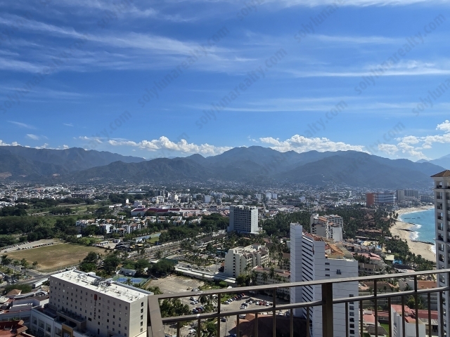 Exclusivo penthouse ubicado en el piso 27 de Grand Venetian Torre 3000, uno de los desarrollos m&aacute;s prestigiosos frente al mar en Puerto Vallarta. Esta espectacular propiedad ofrece amplitud, lujo y una ubicaci&oacute;n privilegiada. Cuenta con 3 rec&aacute;maras perfectamente distribuidas, 3.5 ba&ntilde;os con acabados de alta calidad y espacios dise&ntilde;ados para brindar confort y privacidad. El departamento incluye 2 lugares de estacionamiento, un valor agregado dentro del desarrollo. Como residente, se puede disfrutar de excelentes amenidades como alberca y jacuzzi, ideales para relajarse y disfrutar del estilo de vida que ofrece la zona. Este penthouse es una excelente opci&oacute;n tanto para vivir como para invertir, combinando exclusividad, comodidad y plusval&iacute;a en un solo lugar.