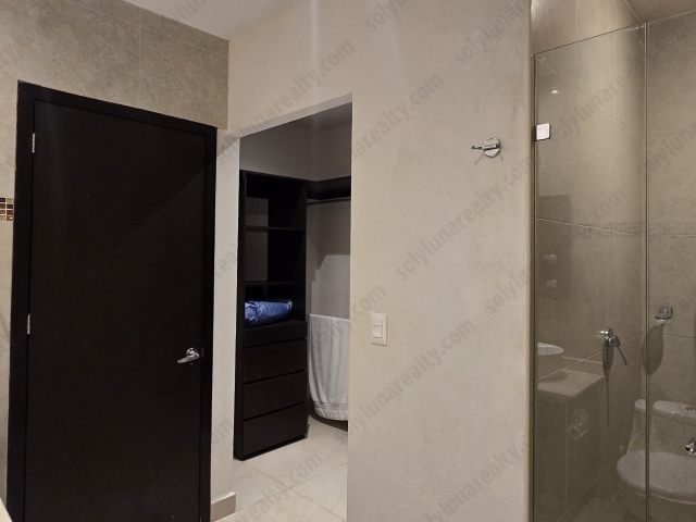 Exclusivo penthouse ubicado en el piso 27 de Grand Venetian Torre 3000, uno de los desarrollos m&aacute;s prestigiosos frente al mar en Puerto Vallarta. Esta espectacular propiedad ofrece amplitud, lujo y una ubicaci&oacute;n privilegiada. Cuenta con 3 rec&aacute;maras perfectamente distribuidas, 3.5 ba&ntilde;os con acabados de alta calidad y espacios dise&ntilde;ados para brindar confort y privacidad. El departamento incluye 2 lugares de estacionamiento, un valor agregado dentro del desarrollo. Como residente, se puede disfrutar de excelentes amenidades como alberca y jacuzzi, ideales para relajarse y disfrutar del estilo de vida que ofrece la zona. Este penthouse es una excelente opci&oacute;n tanto para vivir como para invertir, combinando exclusividad, comodidad y plusval&iacute;a en un solo lugar.