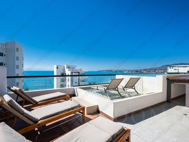 CONDOMINIO EN VENTA &nbsp;200MTS &nbsp;DE LA PLAYA.
ZONA BUCERIAS NAYARIT
&nbsp;
En el vibrante entorno costero de&nbsp;Bucer&iacute;as, Riviera Nayarit, dentro de la codiciada zona de&nbsp;Los Picos &ndash; Playas de Huanacaxtle, se encuentra&nbsp;Makare Condominium, un desarrollo boutique que combina ubicaci&oacute;n privilegiada, estilo moderno y excelente potencial de inversi&oacute;n.
Ubicado sobre&nbsp;Av. Los Picos #36, a tan solo&nbsp;200 metros del mar, disfrutar&aacute;s de uno de los sectores m&aacute;s atractivos de Bucer&iacute;as: una zona tranquila, de alta plusval&iacute;a y a pocos minutos caminando del centro, rodeada de restaurantes, caf&eacute;s, galer&iacute;as y tiendas locales. Bucer&iacute;as es reconocida por su encanto aut&eacute;ntico, su comunidad internacional y sus espectaculares atardeceres sobre la Bah&iacute;a de Banderas.
Makare&nbsp;es un exclusivo desarrollo de solo&nbsp;20 unidades, dise&ntilde;ado para quienes buscan privacidad y comodidad cerca de la playa. Entre sus amenidades destacan:
✨ Roof top con alberca? Pool bar y &aacute;rea de BBQ? Asoleaderos con vistas panor&aacute;micas a la Bah&iacute;a y puestas de sol incomparables? 11 estacionamientos de uso com&uacute;n? Lobby acogedor y administraci&oacute;n interna
El condominio se ofrece&nbsp;totalmente amueblado y equipado con acabados de lujo, listo para habitar o generar ingresos inmediatos gracias a su excelente historial de rentas.
Distribuci&oacute;n y caracter&iacute;sticas:
? 1 rec&aacute;mara amplia? 1 ba&ntilde;o completo? Cocina moderna y espaciosa totalmente equipada? Sala confortable con dise&ntilde;o funcional? Balc&oacute;n privado con&nbsp;tina de hidromasaje, ideal para relajarse mientras disfrutas los atardeceres de Bucer&iacute;as
Esta propiedad representa una oportunidad excepcional para quienes buscan un&nbsp;condominio en venta en Bucer&iacute;as, ya sea como residencia vacacional, inversi&oacute;n inmobiliaria en la Riviera Nayarit o propiedad para rentas a corto plazo.
Vive el equilibrio perfecto entre tranquilidad, playa y vida local en uno de los destinos con mayor crecimiento de la Bah&iacute;a de Banderas.
Makare &ndash; Donde el estilo de vida frente al mar se convierte en tu mejor inversi&oacute;n.Sol y Luna Realty | Bienes Ra&iacute;ces Puerto Vallarta & Riviera Nayarit
