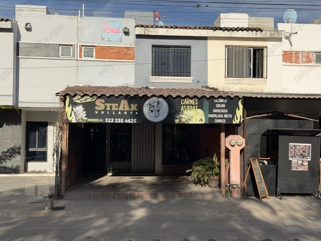 CASA EN VENTA &nbsp; &nbsp; &nbsp; &nbsp; &nbsp; &nbsp;Av. Las Palmas 289, Fraccionamiento Parque Las Palmas, Puerto Vallarta, esta propiedad destaca por algo que realmente mueve el mercado:&nbsp;ubicaci&oacute;n estrat&eacute;gica + alta demanda de renta. Est&aacute; en un punto s&uacute;per pr&aacute;ctico para quien viene de fuera y busca conectividad inmediata, ya que se ubica muy cerca del&nbsp;Aeropuerto, la&nbsp;Central de Autobuses&nbsp;y el&nbsp;Centro Internacional de Convenciones, adem&aacute;s de contar con&nbsp;excelente conexi&oacute;n de transporte&nbsp;y accesos r&aacute;pidos hacia la&nbsp;Zona Hotelera, Marina Vallarta y Bah&iacute;a de Banderas.
Su&nbsp;uso comercial&nbsp;abre la puerta a m&uacute;ltiples escenarios: vivir y trabajar en el mismo lugar, instalar oficina/consultorio/servicio, o adquirirla como inversi&oacute;n para&nbsp;renta de largo plazo&nbsp;(y otras modalidades, seg&uacute;n reglamentos), gracias al flujo constante de personas por la zona: eventos, movilidad laboral, estudiantes y visitantes.
Distribuci&oacute;n funcional
Planta baja:

Cochera techada para&nbsp;2 autos
Sala y comedor
1 rec&aacute;mara&nbsp;(ideal para visitas o para no subir escaleras)
Medio ba&ntilde;o
&Aacute;rea de lavander&iacute;a

Planta alta:

2 rec&aacute;maras
1 ba&ntilde;o completo

Azotea con acceso:

Lista para proyectar un&nbsp;roof garden / terraza&nbsp;y sumar un gran plus de estilo de vida y valor.

?&nbsp;Terreno:&nbsp;86.53 m&sup2; |&nbsp;Construcci&oacute;n:&nbsp;120 m&sup2;?&nbsp;Precio:&nbsp;$3,000,000 MXNUna excelente oportunidad de&nbsp;nivel medio&nbsp;con ubicaci&oacute;n y versatilidad: ideal para vivir, emprender o rentar.
Precio sujeto a cambio sin previo aviso.
