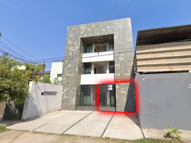 DEPA ALLENDE en PLANTA BAJA
2 Recamaras - 2 Ba&ntilde;os - 72 mts2&nbsp; - Patio - Amueblado
Esta excelente oportunidad de inversion es parte de una peque&ntilde;a torre de condominios de 3 niveles, la unidad 2 se encuentra en la planta baja lado derecho. Depa Allende cuenta con la siguiente distribuci&oacute;n interna:
El acceso con una puerta de madera de parota con acceso directo al area de sala comedor junto al primer ba&ntilde;o completo, que funciona para visitas, esta zona esta complementada con Aire Acondicionado. Junto a Sala-Comedor, tenemos la cocina integral, muy bien equipada y de acanados en granito y mandera de parota, ademas de una alacena con puerta.
Despues del pasillo de distribucion tenemos la primera recamara, un ventanal alto con vista al patio, aire acondicionado y closet de parota. Pasando el pasillo al fondo tenemos la segunda recamara, equipada con aire acondicionado, closet de parota y un ba&ntilde;o completo privado, ademas, closet de lavander&iacute;a y acceso directo al patio trasero con buen espacio para una mascota.
Paga una cuota de mantenimiento (HOA): $900 mxn. mensual, incluye, limpieza, luz, agua y mantenimiento general del edificio.
UBICACI&Oacute;N
Depa Allende ubciado en la colonia Independencia, reconocida por su excelente localizacion en Puerto Vallarta, perfecta para vivir, rodeada de Parques, Escuelas, Colegios y cerca de avenidas principales con Supermercados, Plazas, Restaurantes y todo lo necesario para que no tengas que moverte mucho y hacer todos los pendientes del d&iacute;a.&nbsp;
DISTANCIAS&nbsp;
Playa: 15 min. en Coche.Aeropuerto: 20 min. en CocheCentro: 20 min. en Coche