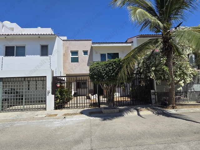&nbsp; &nbsp; &nbsp; &nbsp; &nbsp; &nbsp; &nbsp; Casa en Venta Fluvial Vallarta
Vivir en&nbsp;Fluvial Vallarta Residencial&nbsp;es disfrutar una de las zonas con mayor conveniencia y estilo de vida en Puerto Vallarta: una ubicaci&oacute;n c&eacute;ntrica, conectada y rodeada de todo lo necesario para vivir bien cada d&iacute;a. Esta comunidad destaca por su ambiente residencial, calles amplias, cercan&iacute;a a playas de la Zona Hotelera como&nbsp;Playa de Oro, centros comerciales como&nbsp;Galer&iacute;as Vallarta&nbsp;y&nbsp;La Isla, adem&aacute;s de servicios clave como&nbsp;Costco,&nbsp;Hospital Joya Marina&nbsp;y&nbsp;Hospital San Javier. A esto se suma el privilegio de tener un parque a solo dos cuadras, ideal para caminar, convivir y disfrutar la vida familiar.&nbsp;
Esta hermosa residencia ofrece el equilibrio perfecto entre funcionalidad, amplitud y calidez, con&nbsp;200 m&sup2; de terreno&nbsp;y&nbsp;210 m&sup2; de construcci&oacute;n, pensada para quienes valoran los espacios c&oacute;modos, los acabados de calidad y una distribuci&oacute;n ideal para la vida familiar o para recibir invitados.
Desde el ingreso, la propiedad recibe con&nbsp;cochera automatizada para dos autos. En la planta baja, uno de sus mayores atributos es la&nbsp;rec&aacute;mara con ba&ntilde;o completo, una ventaja invaluable para visitas, adultos mayores o incluso como oficina privada. La zona social se integra de forma armoniosa con una&nbsp;amplia sala con vista abierta a la alberca, creando un ambiente luminoso y acogedor.
La cocina fue dise&ntilde;ada para lucir y funcionar: cuenta con&nbsp;cubierta de granito blanco ex&oacute;tico,&nbsp;backsplash de mosaico&nbsp;y elegante carpinter&iacute;a en&nbsp;madera de parota&nbsp;con gabinetes en tono marr&oacute;n, aportando un estilo c&aacute;lido y atemporal. En el exterior, la casa invita a disfrutar del clima de Vallarta con una&nbsp;alberca revestida en veneciano blanco tipo mediterr&aacute;neo, adem&aacute;s de&nbsp;regadera exterior&nbsp;y&nbsp;medio ba&ntilde;o para invitados, pensados para mayor comodidad al disfrutar esta &aacute;rea.
La escalera hacia el segundo nivel recibe abundante luz natural, generando una sensaci&oacute;n de amplitud y armon&iacute;a. En la planta alta se encuentran&nbsp;tres amplias rec&aacute;maras, cada una con&nbsp;balc&oacute;n&nbsp;y&nbsp;ba&ntilde;o propio, brindando privacidad y confort a cada miembro de la familia. La&nbsp;rec&aacute;mara principal&nbsp;sobresale por su gran tama&ntilde;o, su&nbsp;walking closet muy amplio, ba&ntilde;o con&nbsp;doble oval&iacute;n,&nbsp;cristales templados&nbsp;y su propio balc&oacute;n, convirti&eacute;ndose en un verdadero refugio privado.
Entre sus equipamientos adicionales, esta casa cuenta con&nbsp;paneles solares,&nbsp;aires acondicionados en toda la propiedad,&nbsp;piso de m&aacute;rmol en planta baja&nbsp;y&nbsp;porcelanato en planta alta, detalles que elevan tanto la funcionalidad como la est&eacute;tica del hogar. Con&nbsp;12 a&ntilde;os de construcci&oacute;n, esta residencia conserva una presencia s&oacute;lida, atractiva y lista para disfrutarse.